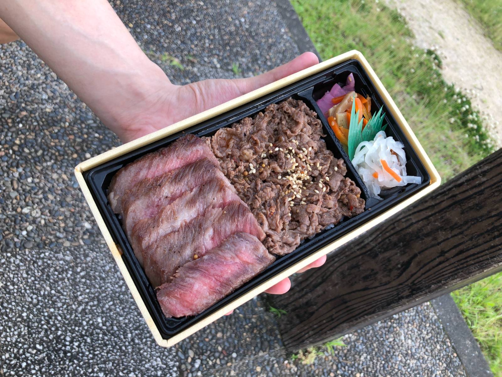 사가규(와규만큼 좋은 품질의 소)를 도시락으로 만들어 판다.