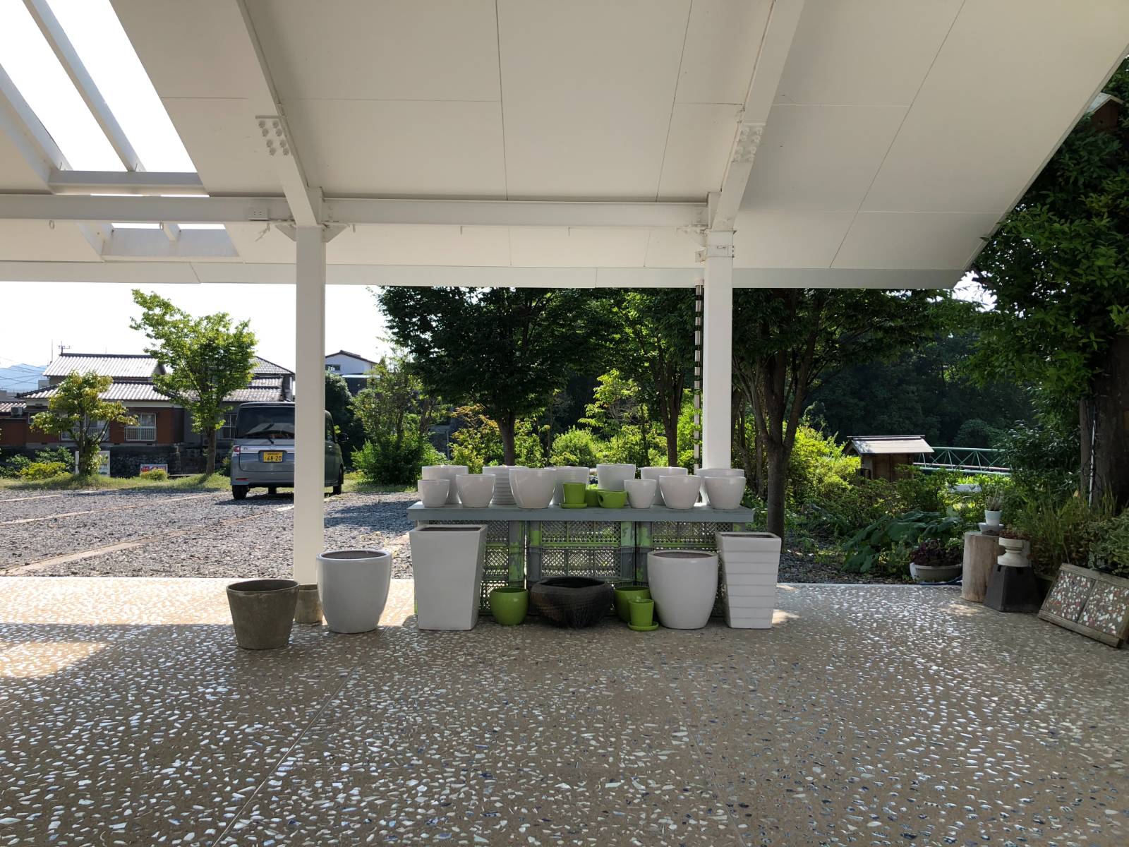 만들다가 품질에 맞지 않은 깨뜨린 도기들로 바닥을 장식해두었다.