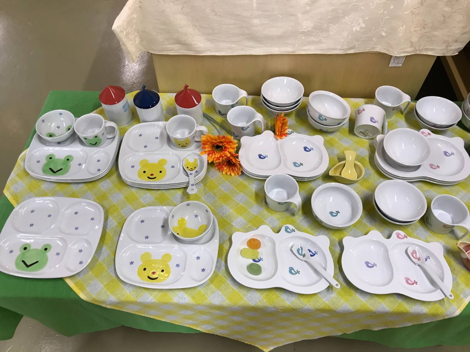 귀여운 아기들 도기 그릇과 접시