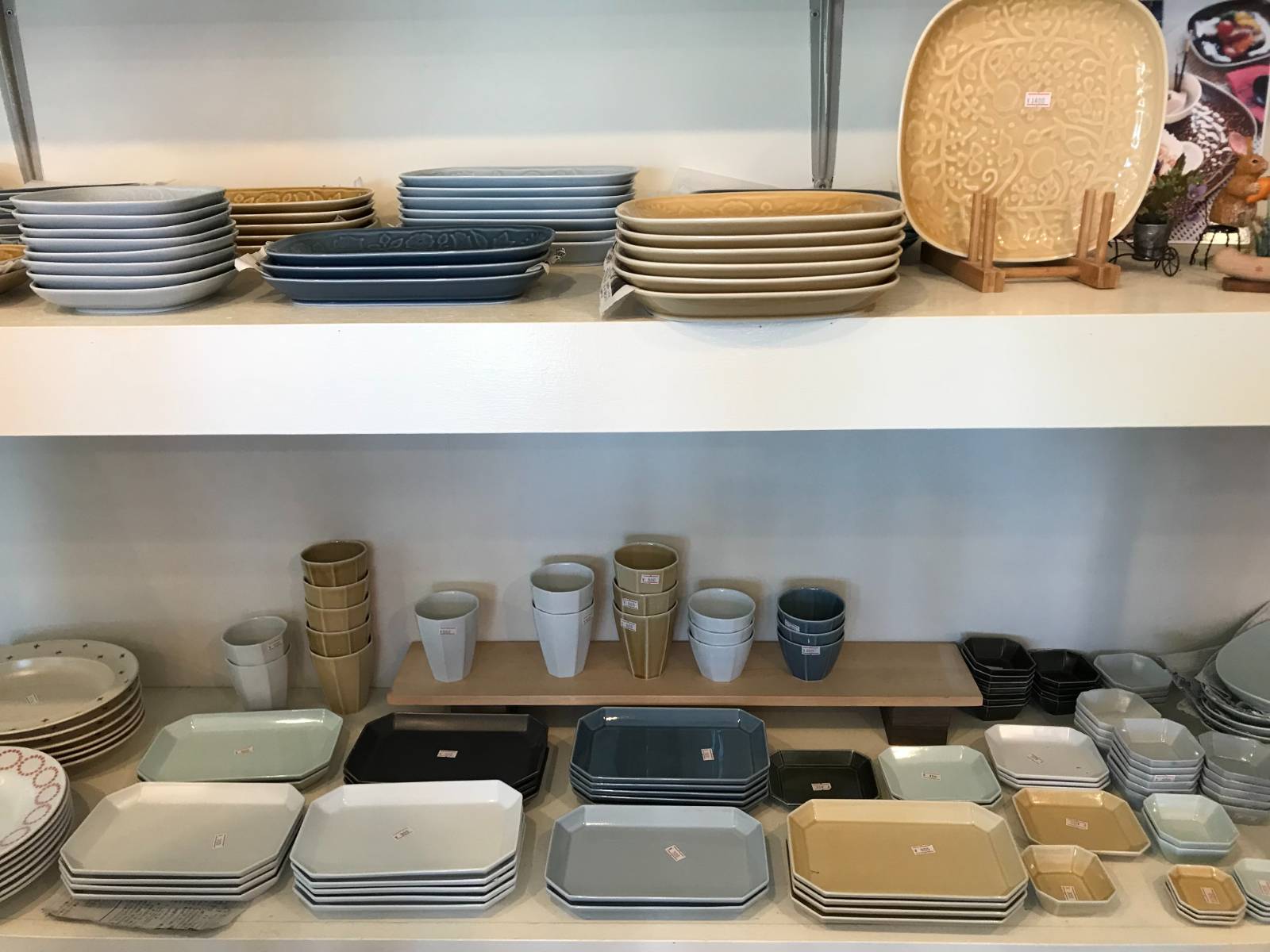 가게 사방과 지하층까지 모두 그릇으로 가득 차있다.