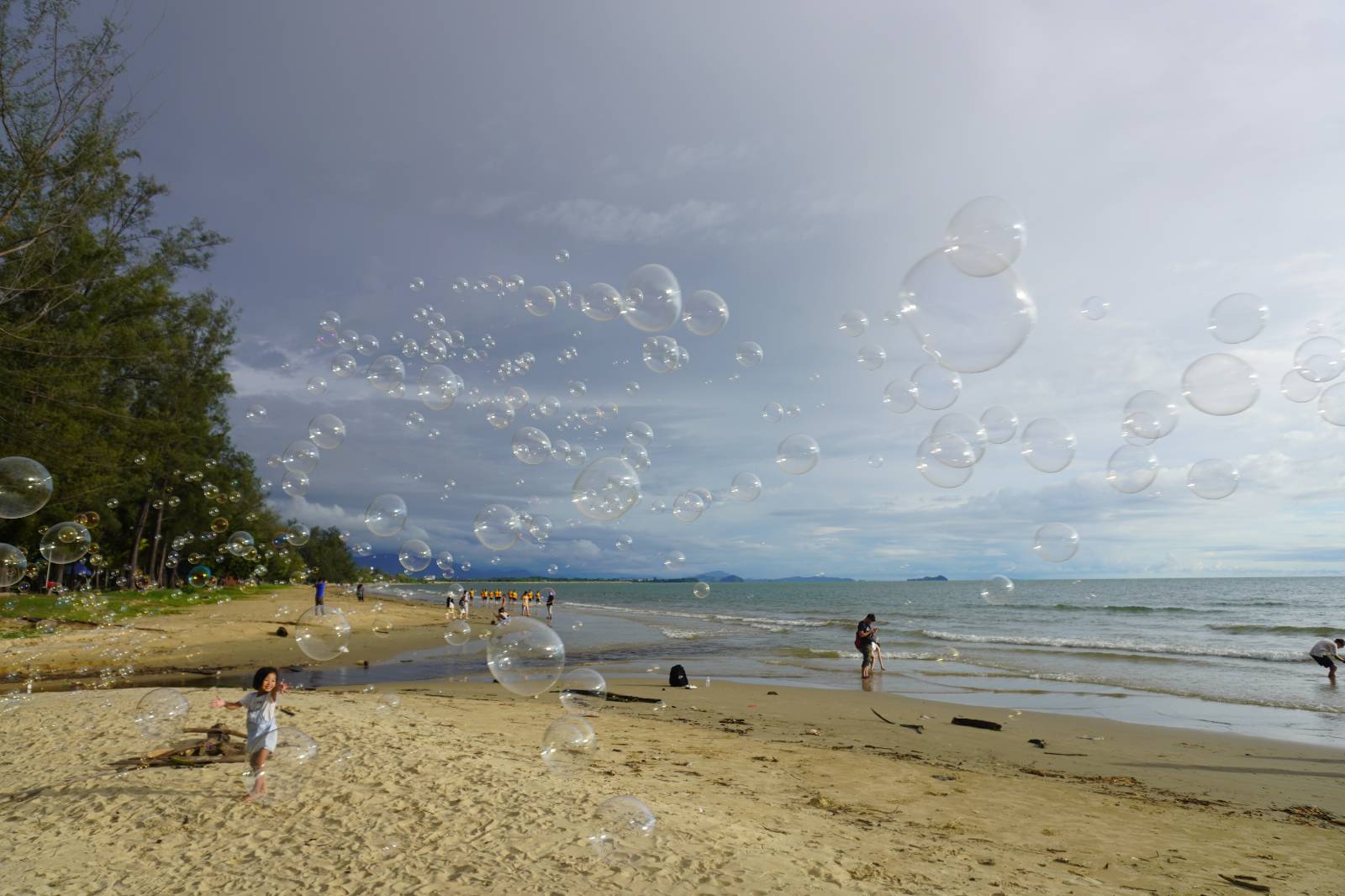 해변의 아이와 비눗방울
