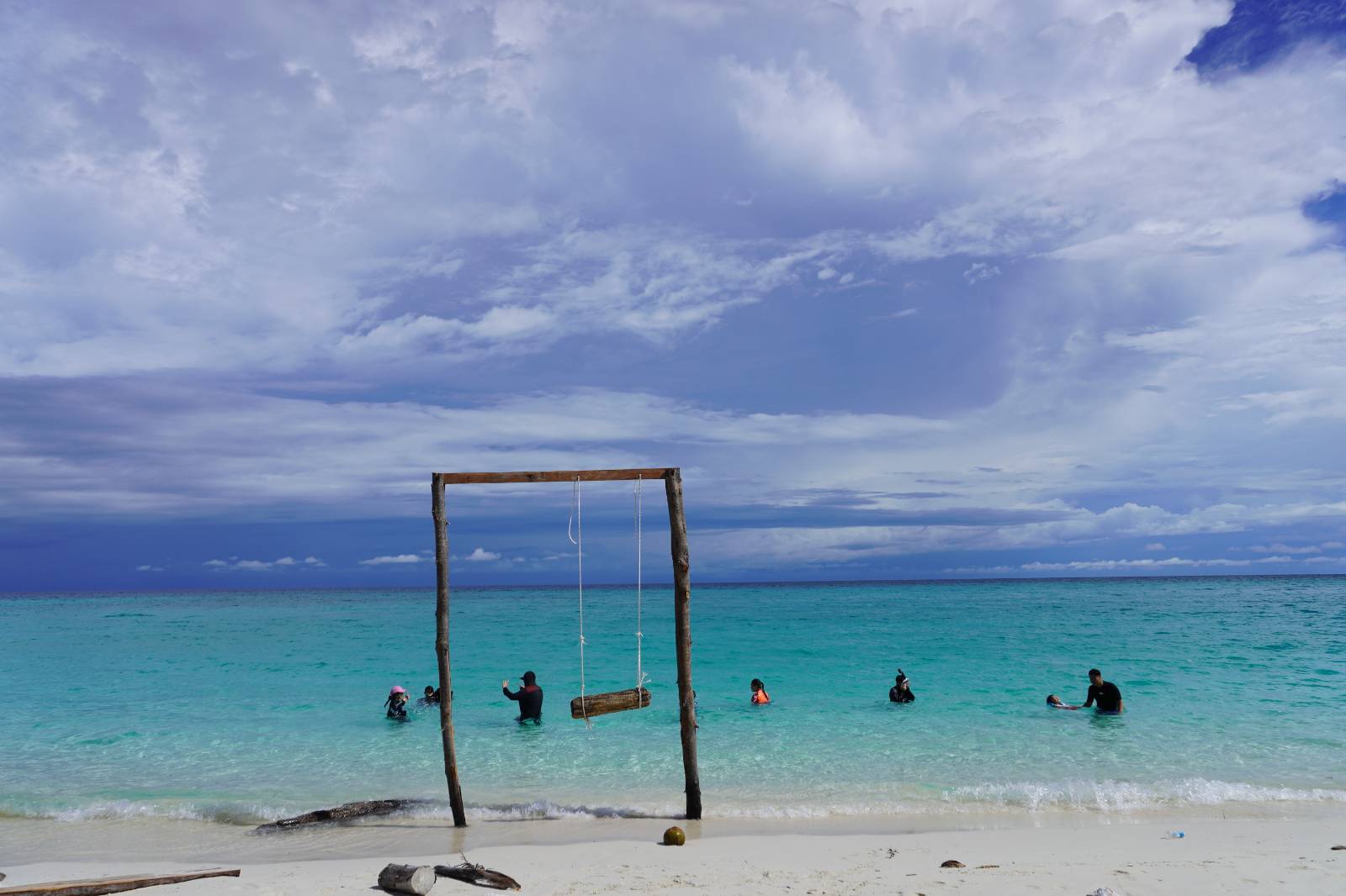 신혼여행 온 새신부들의 포토스팟으로 보이는 그네