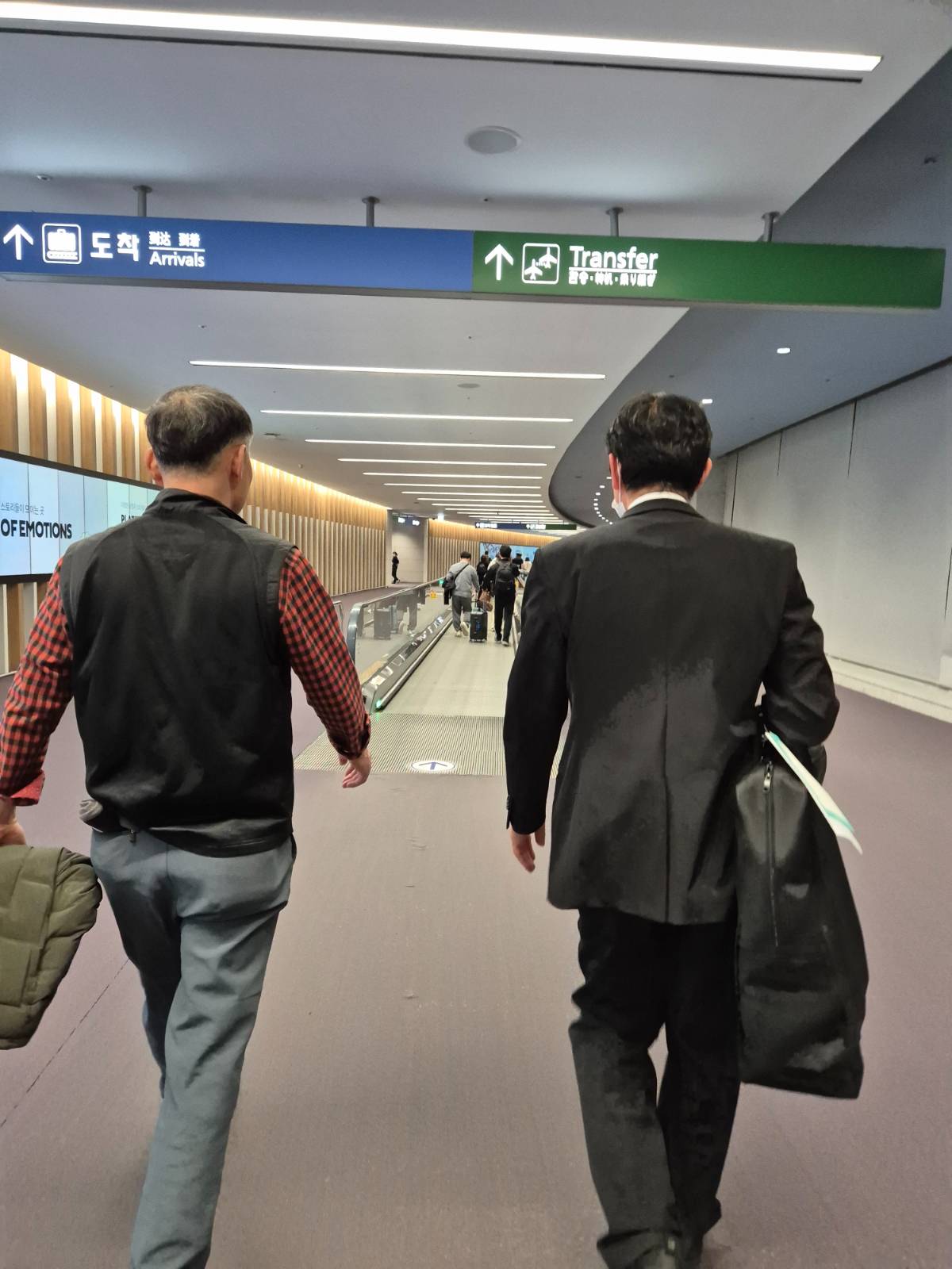 지상직 팀장과 걷는 아버지 - 이미 출국 신고를 했기에 특별한 방법으로 나가야한다고 했다.