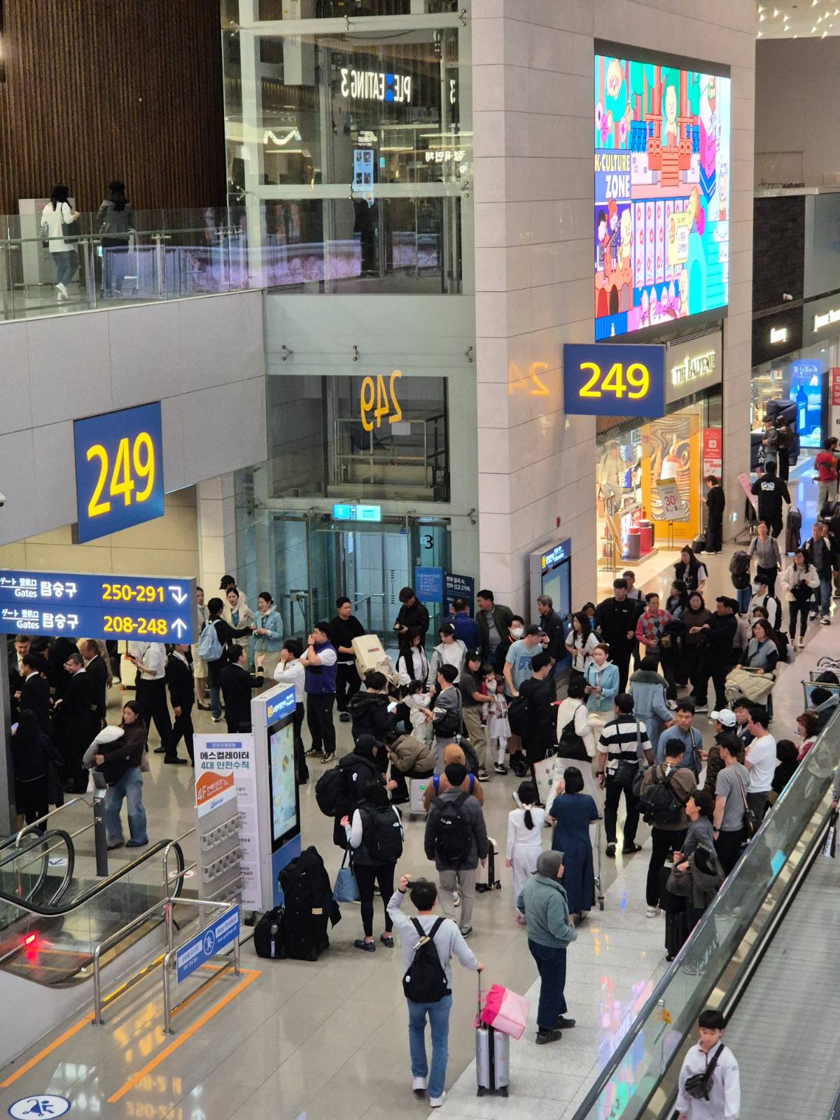 공항 전체가 아수라장이었고, 애꿏은 승무원들은 1:1 상담소가 되어있었다.