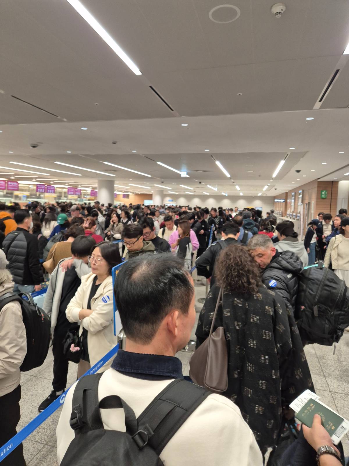 끔찍했던 재입국 행렬