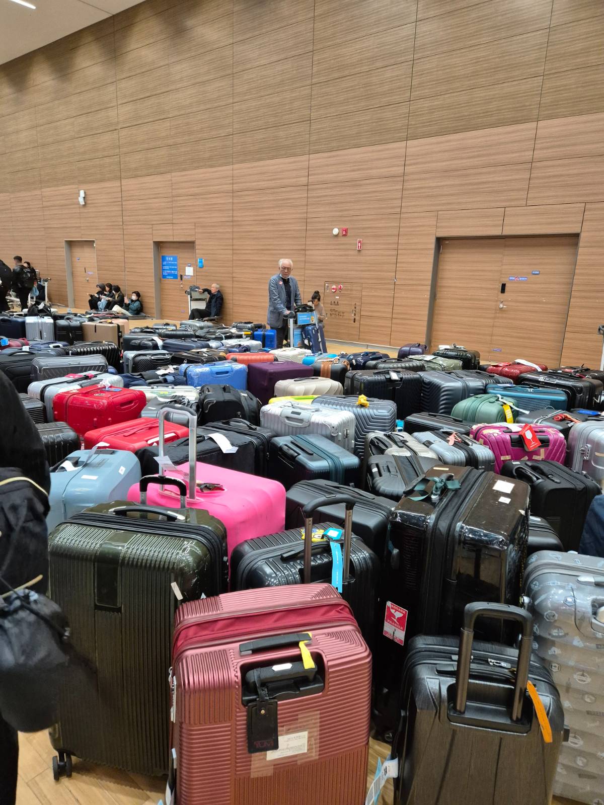 주인없이 여기저기 쌓여있던 수하물들