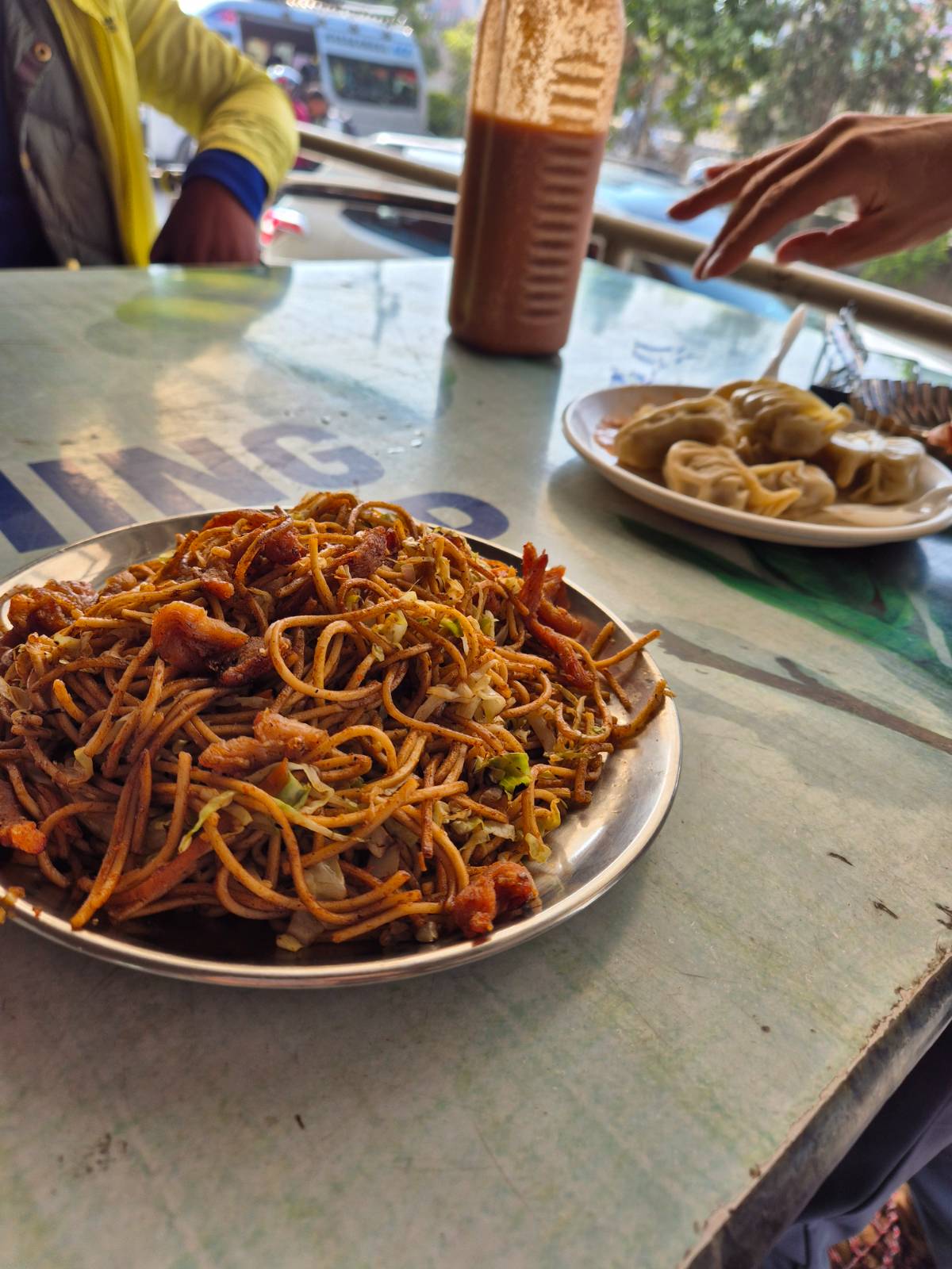버스를 기다리며 매연 반 음식 반을 꾸역꾸역 먹었지만, 아니나다를까 먹고 배가 아팠다.