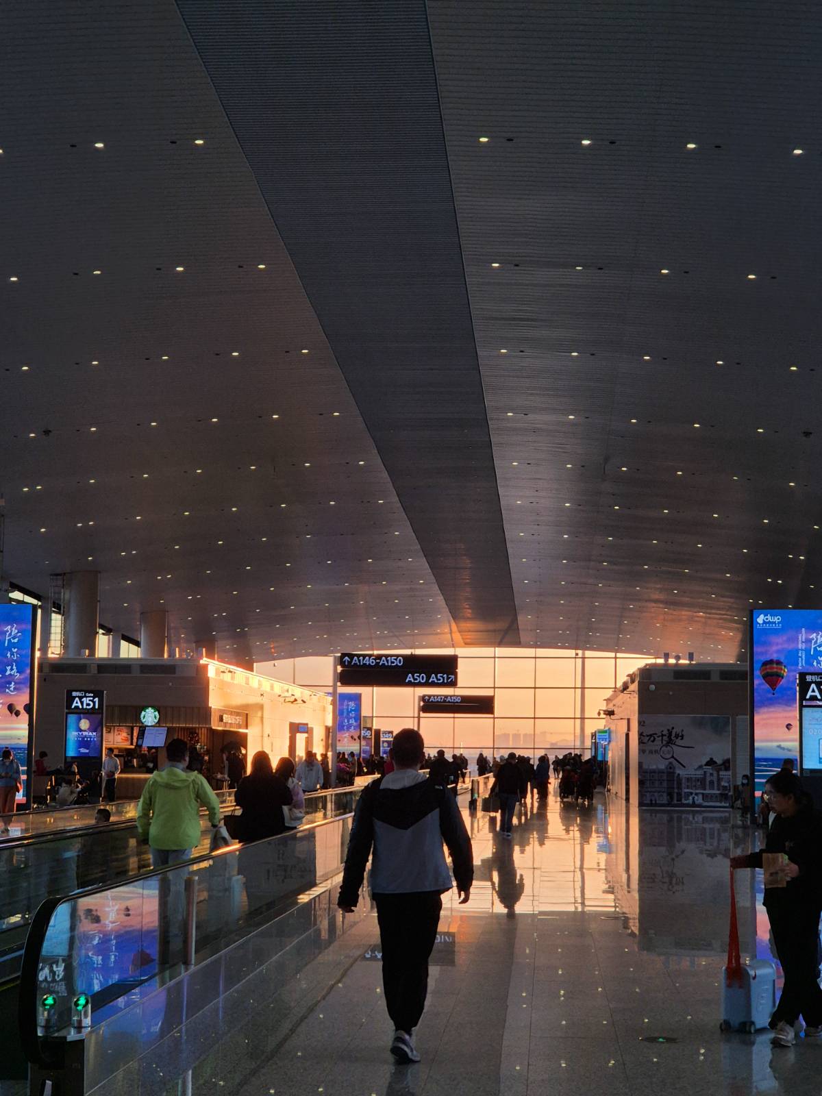 타오르는 일출을 공항에서 맞이했다. 이제는 희망만이 남았다 생각하며.