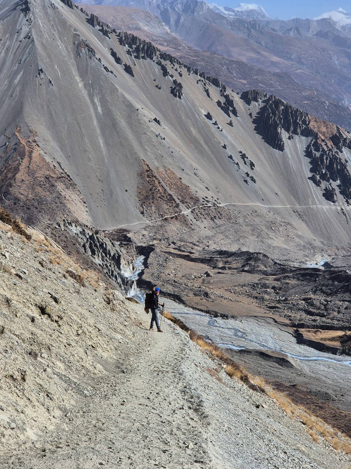 이미 몸도 마음도 지쳐있었지만, 한 걸음 내딛는 것 밖에는 할 수 있는 게 없었다.
