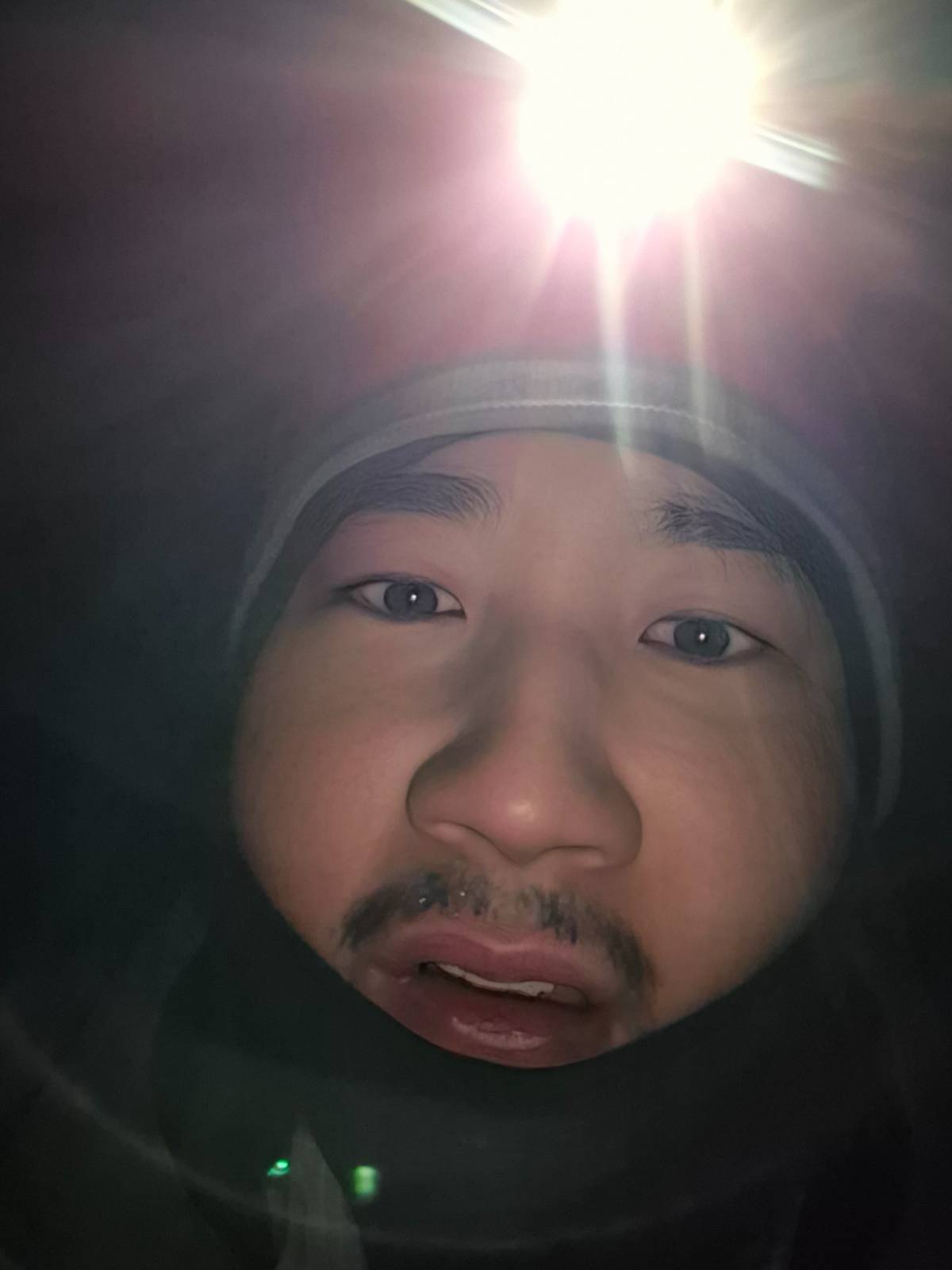 헤드랜턴 하나에 의지하여 끝을 모르는 행선지를 향해 걷고 또 걸었다.