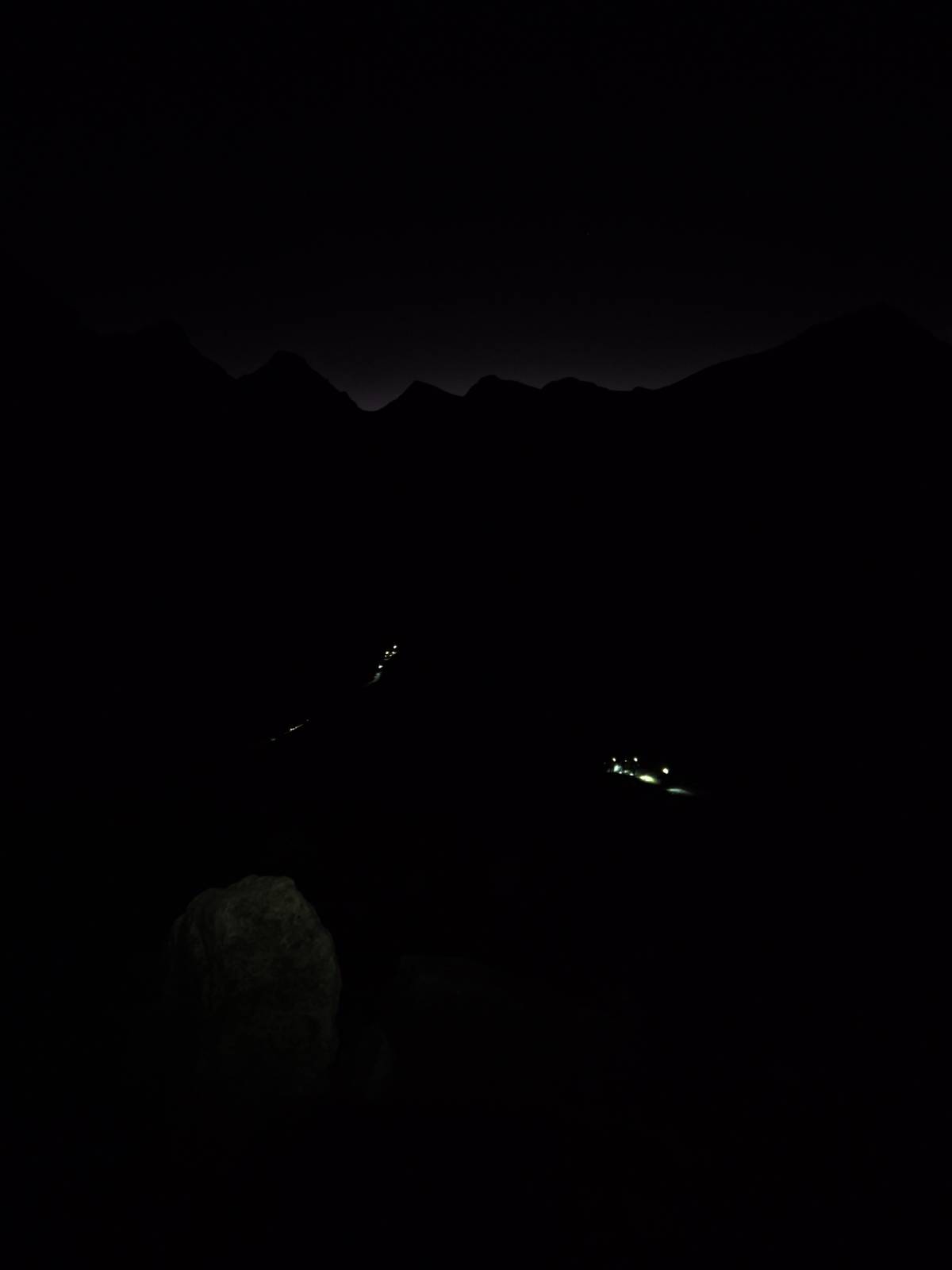 산등성이를 감싼 칠흑같은 어둠 속에 우리와 같은 등산객들이 별과 같이 빛났다.