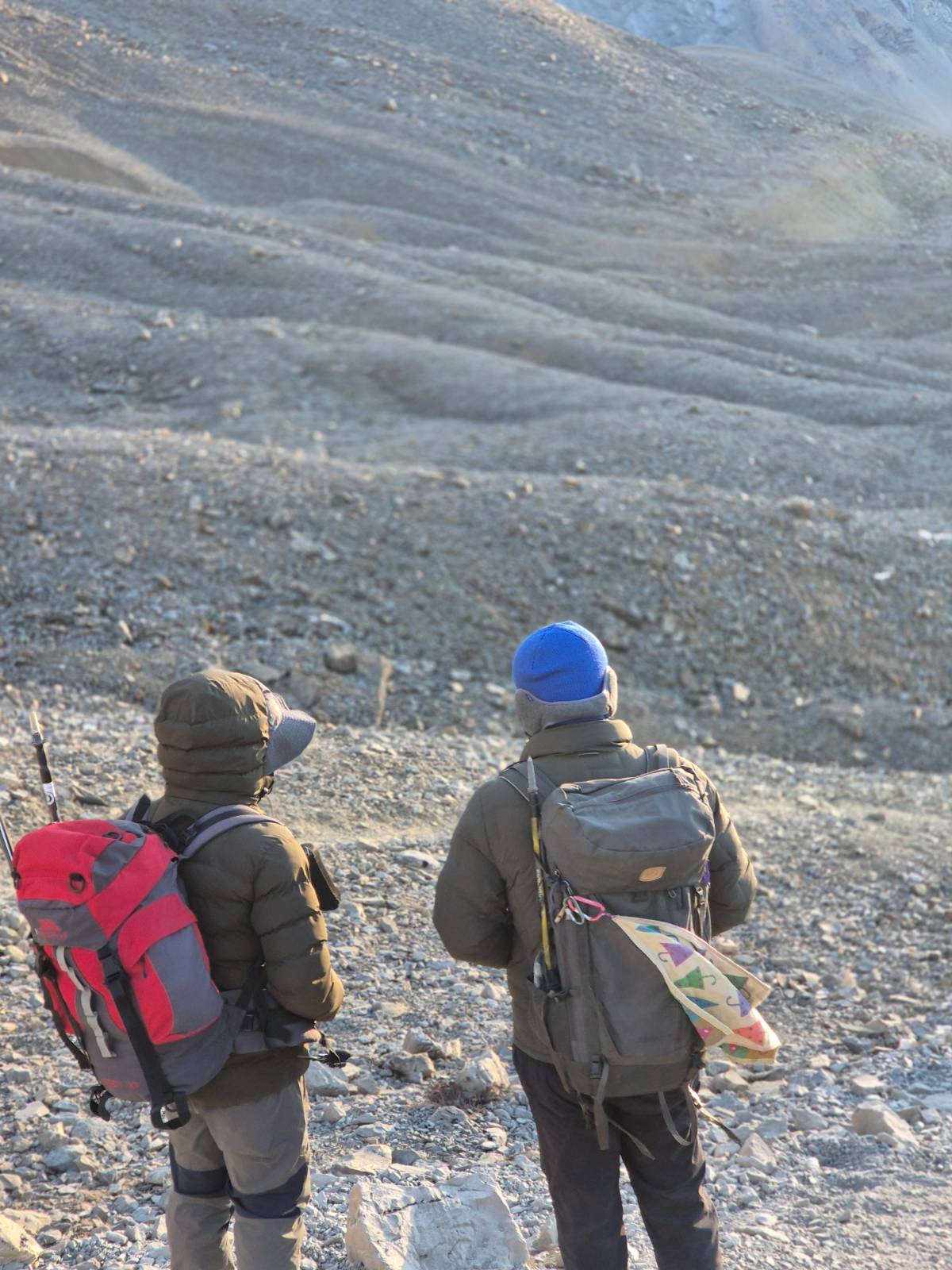 산 중턱의 가이드와 아버지