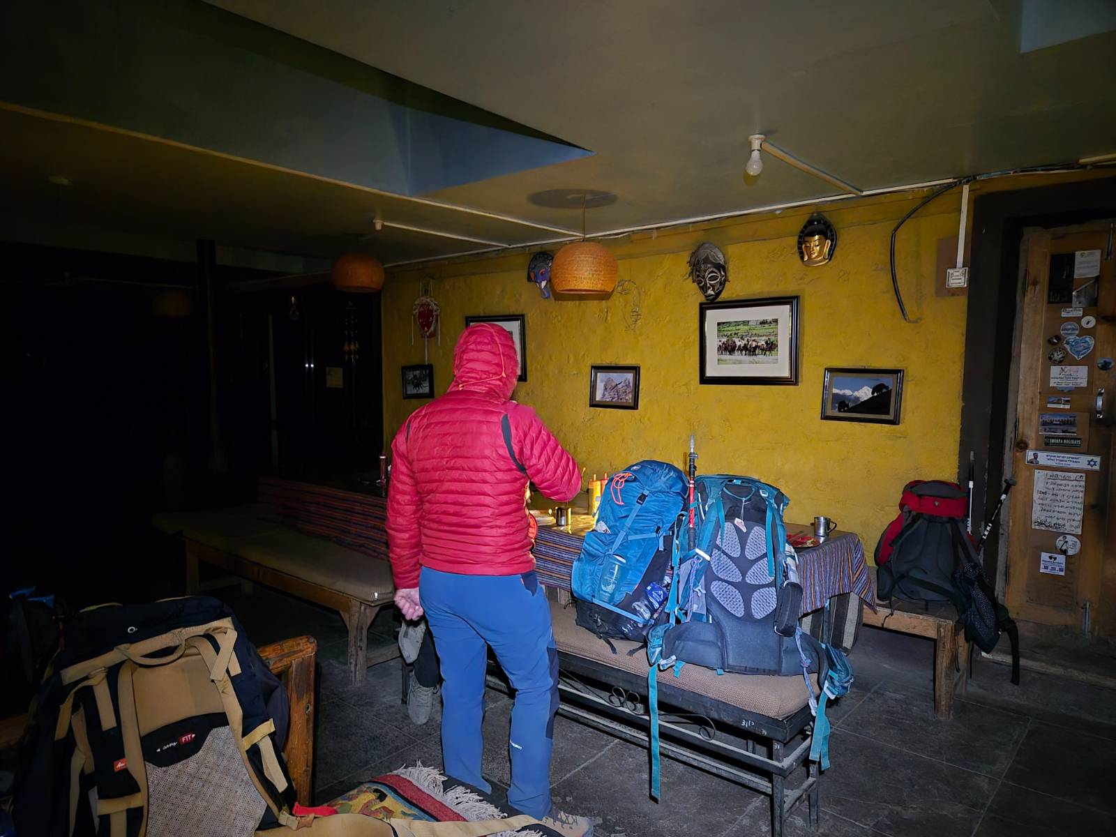 숙소에도 전기가 없어 불이 들어오지 않았다. 암흑 속 새벽 2시의 아침(?) 식사.