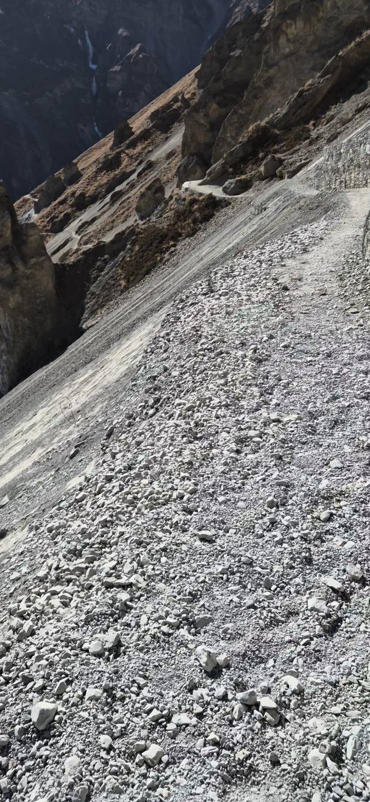 왼쪽으로는 낭떠러지, 오른쪽으론 산사태 위험 구역