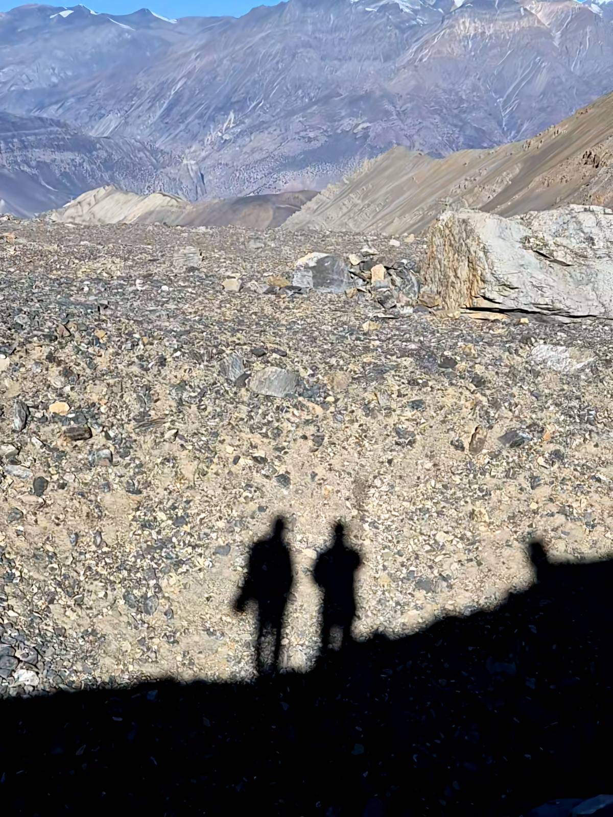 사실 내려오면서 찍은 것이다. 오르면서는 이럴 정신이 없었다. 가방에 걸린 수건 때문에 슈퍼맨 같이 나온 아버지.