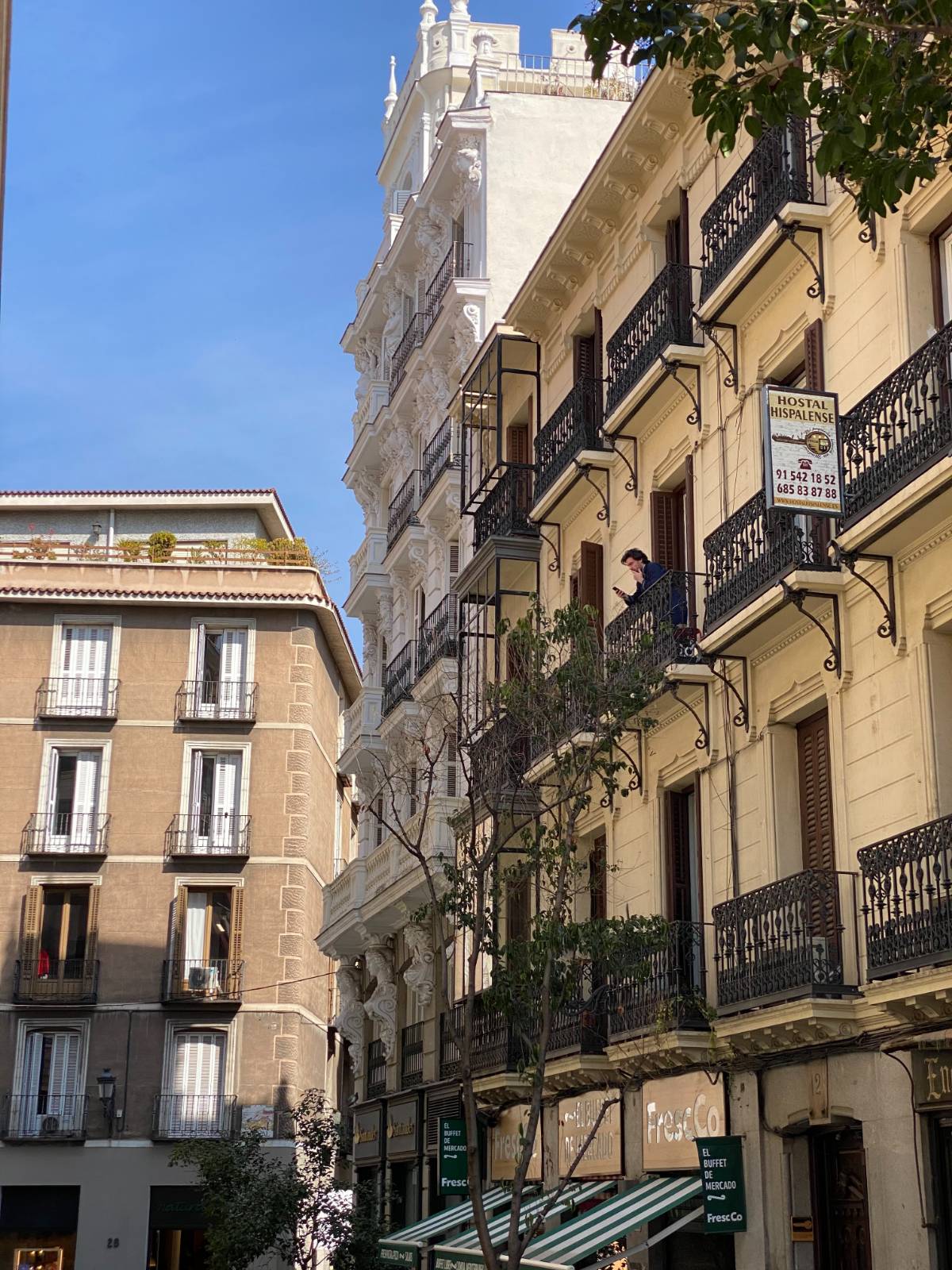 테라스에서 담배를 태우는 사람