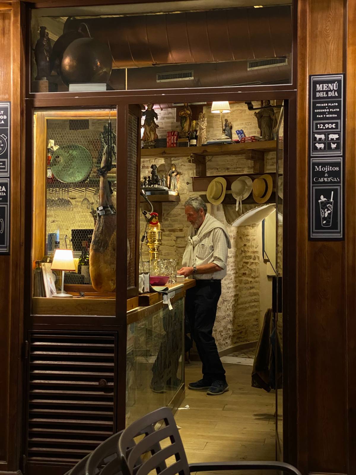 레스토랑이 열려있어 환호했지만, 많은 사람들이 '마지막 외식'을 하겠다고 몰려 예약이 꽉 차있었다.