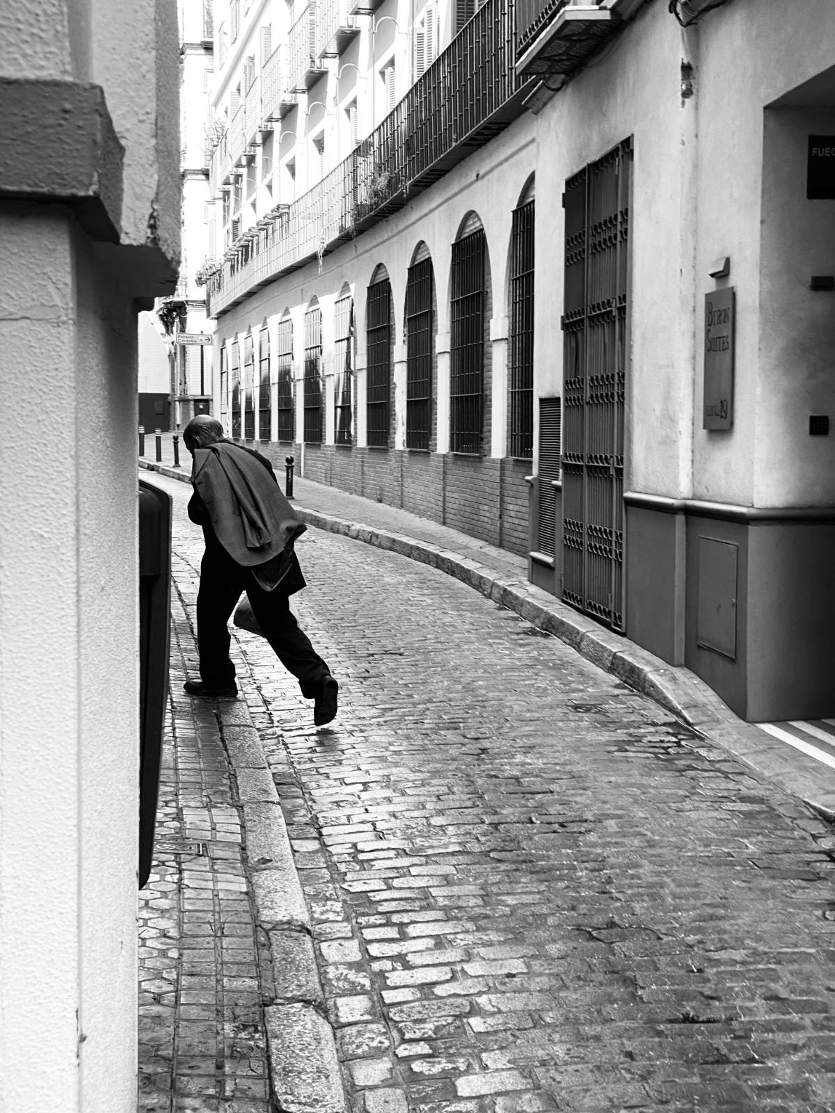 관광객으로 가득해야할 거리가 주민들의 바쁜 귀갓길로만 사용되고 있었다.