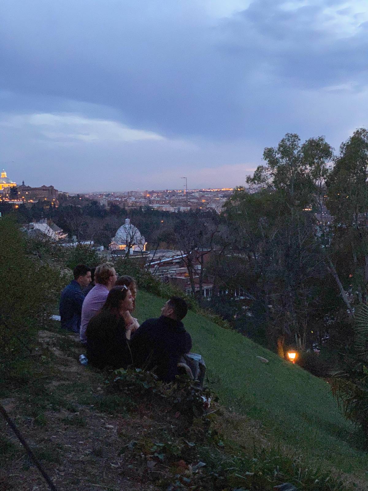 일몰 속에서 대화하는 사람들