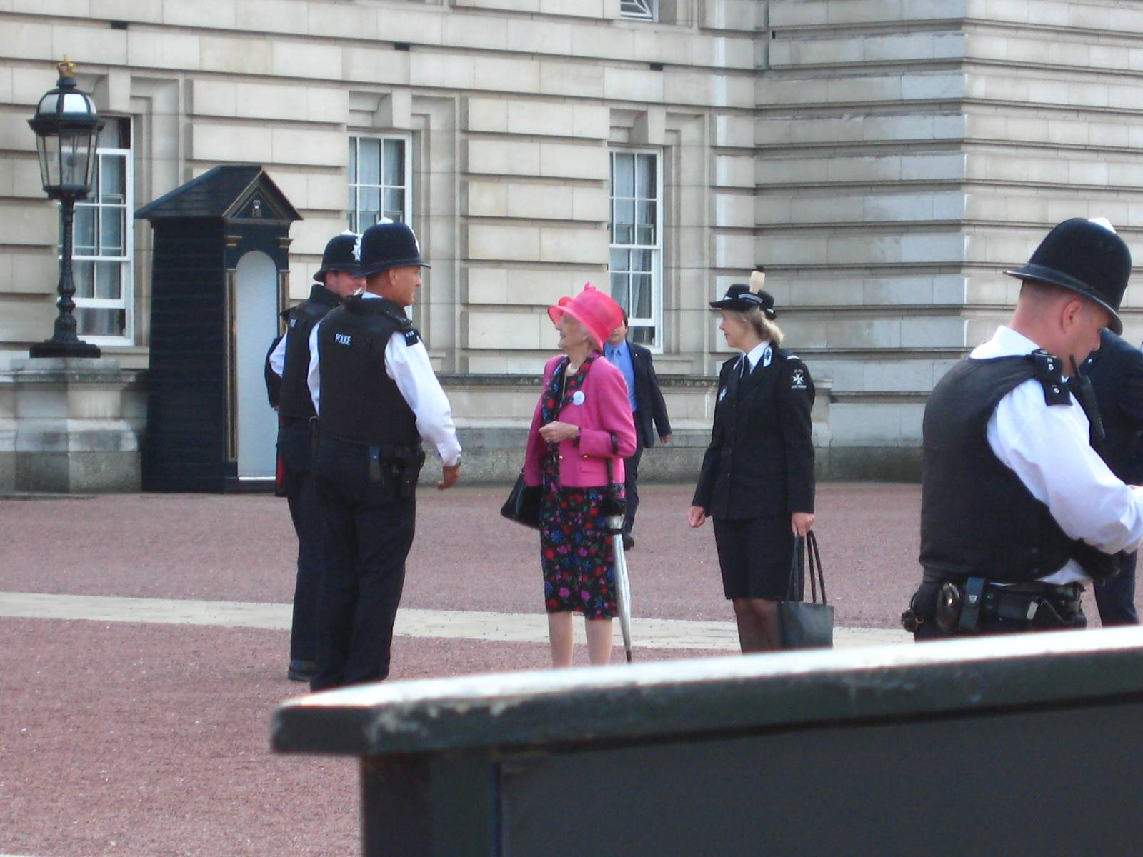 왕족인듯보였다. '이런 사람들도 비닐 우산 쓰나보구나...' 했던 기억 (2009)