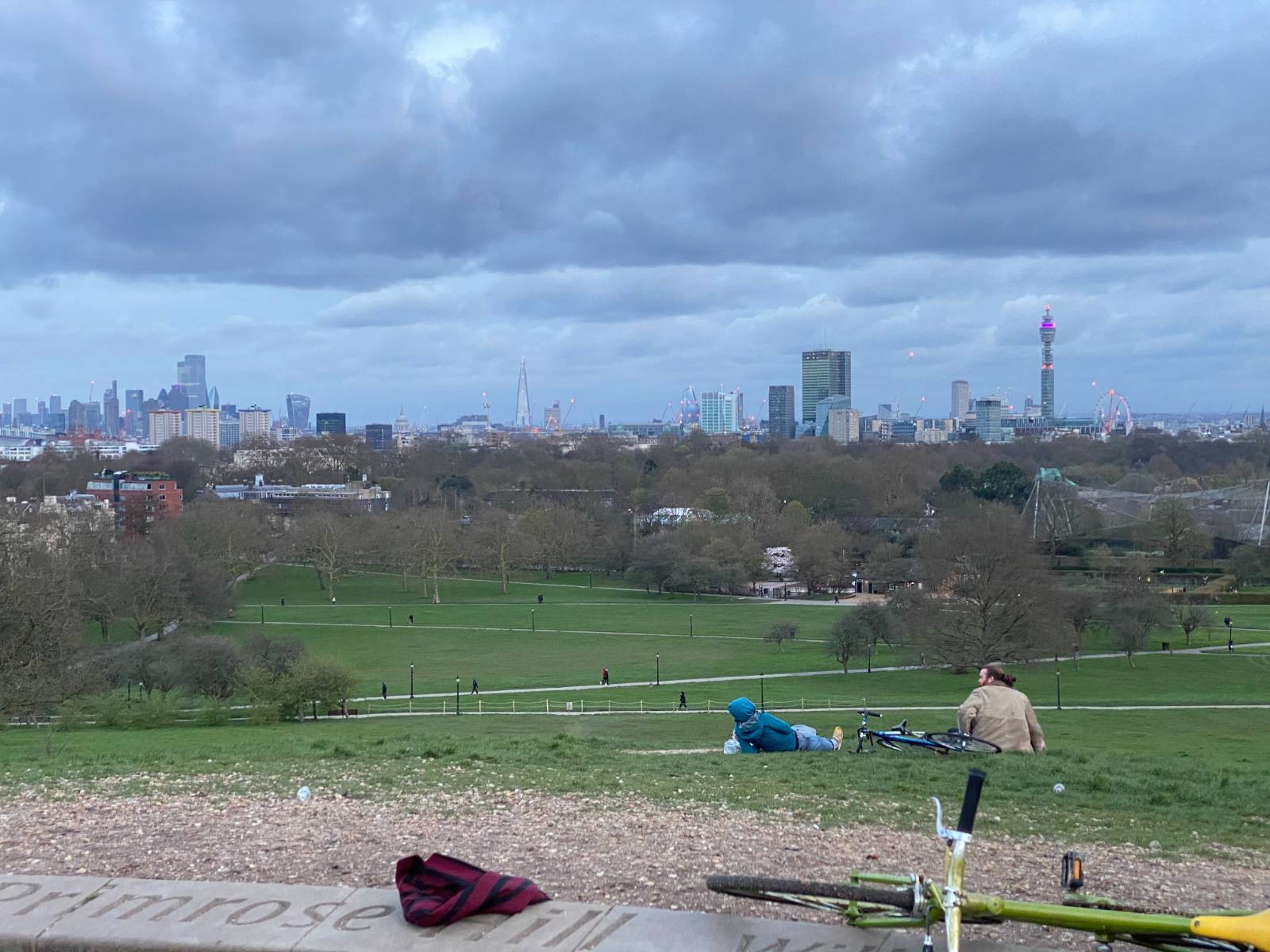 그렇게 우중충해보이던 런던의 하늘조차 로맨틱해보였다.