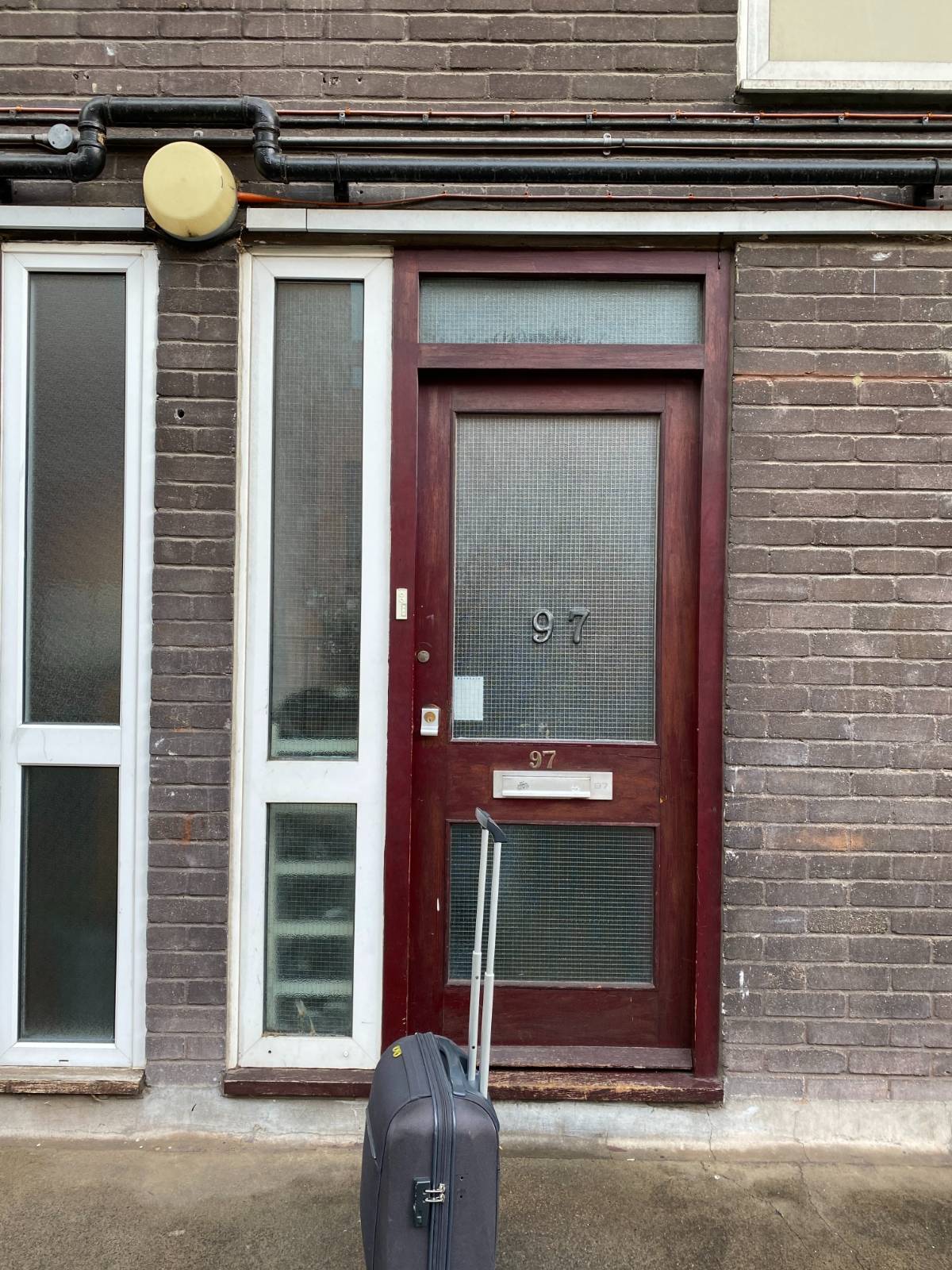 떠나오던 날 게스트하우스 문앞에서