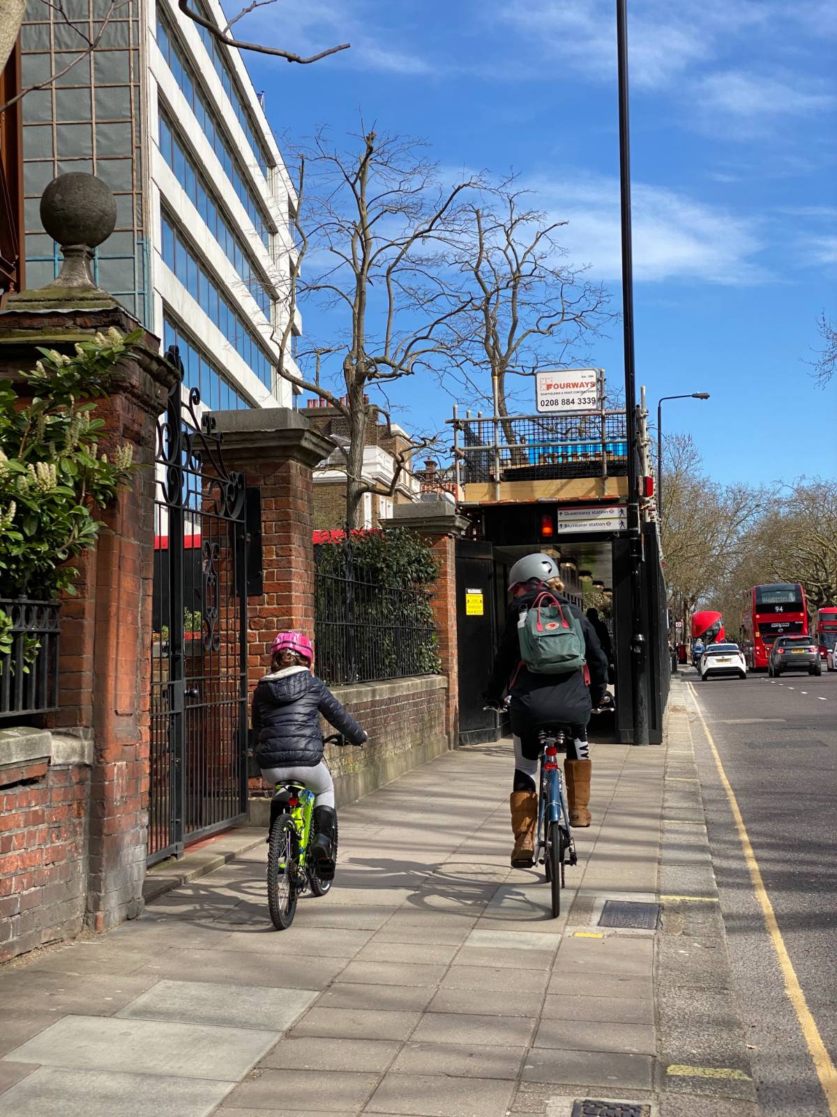자전거 타는 아이와 엄마