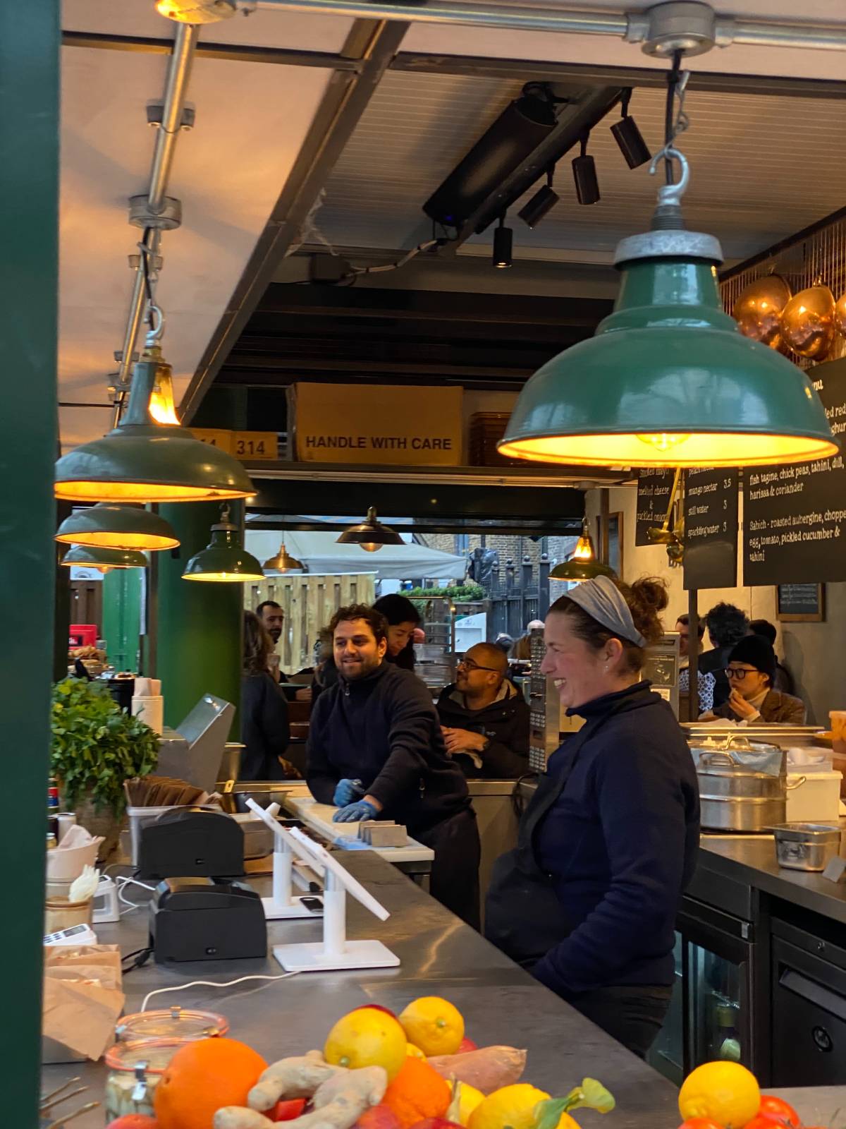 밝게 웃던 시장의 사람들