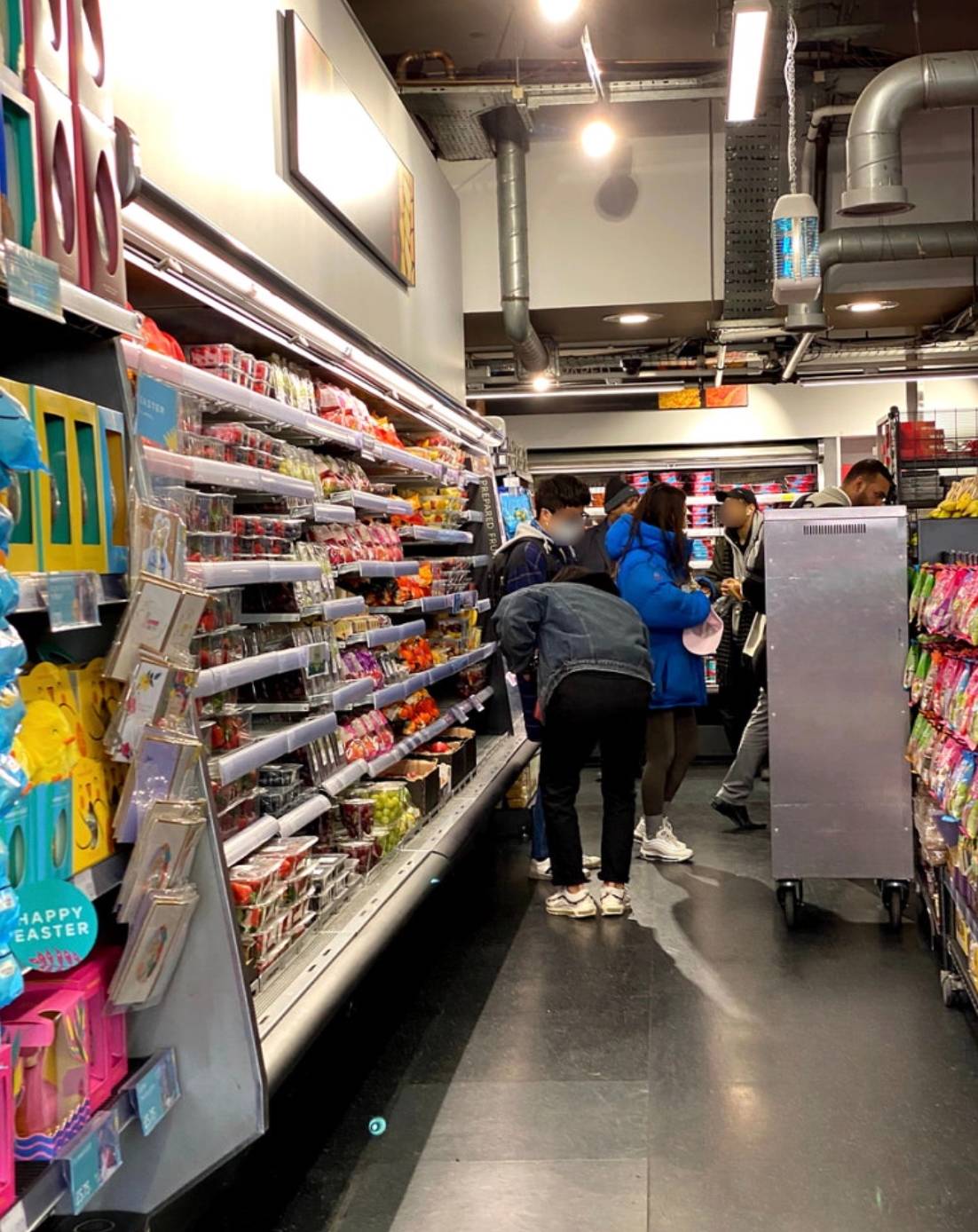 기차에서 먹을 음식을 위해 열심히도 골랐다