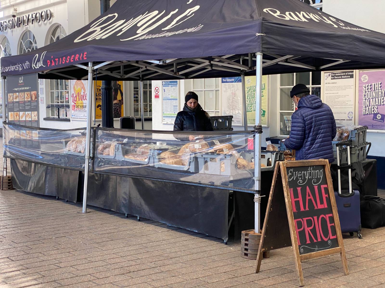 관광객이 갑자기 끊긴 탓인지 반값 세일을 하고 있었다.