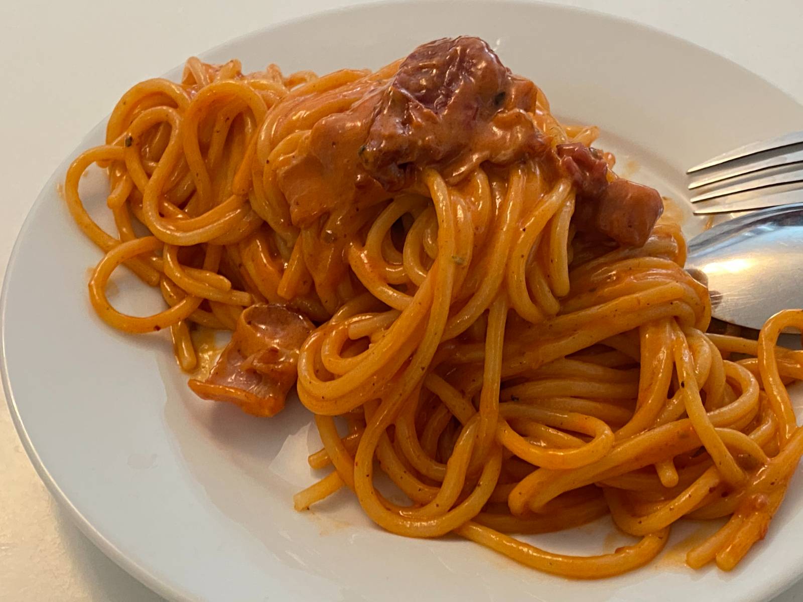 오래 갇혀 삼시세끼 요리를 하다보니 요리에 도가 텄다. 특히 서양요리. 그중에서도 파스타