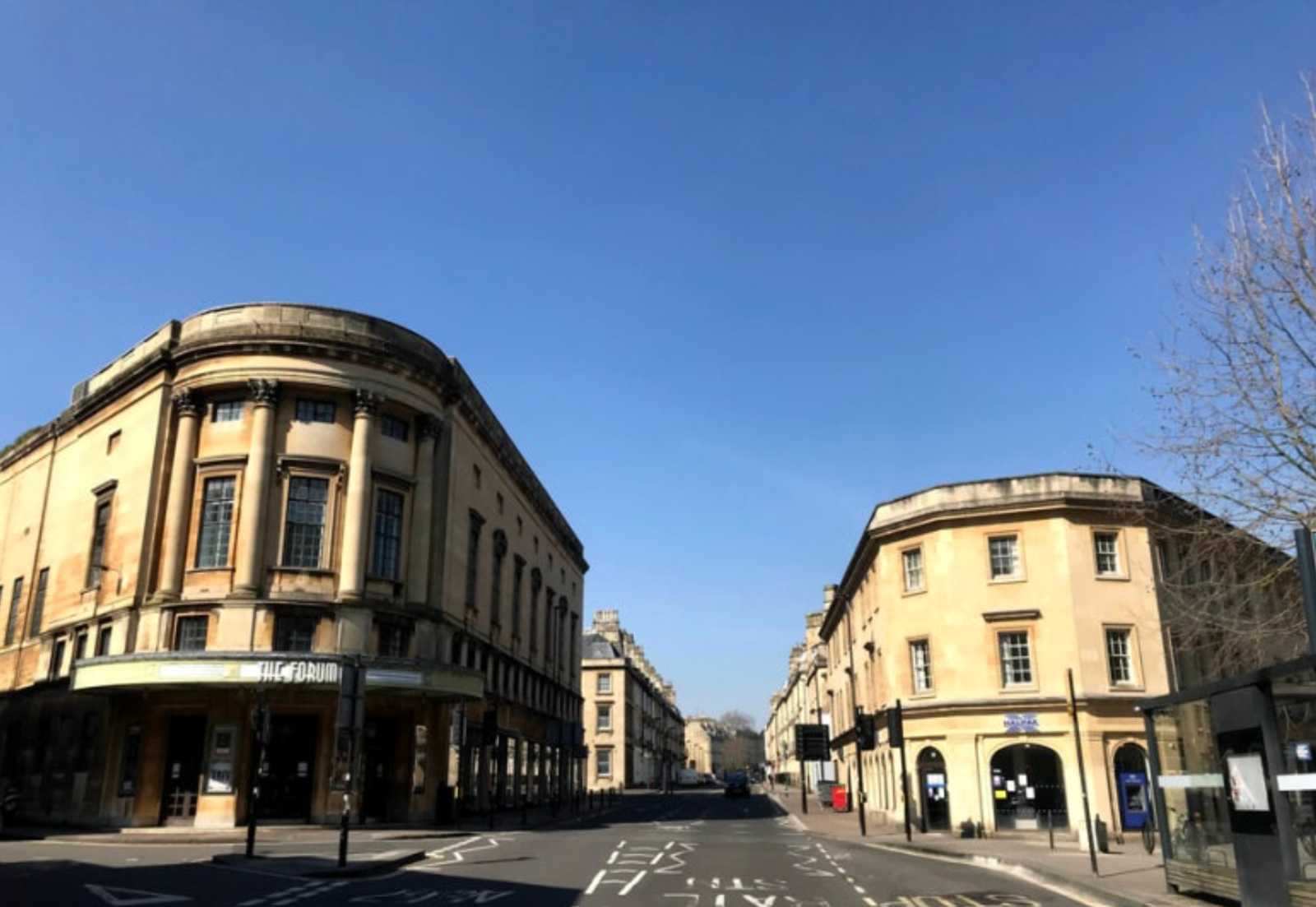 여행객도 없어 텅텅 빈 거리