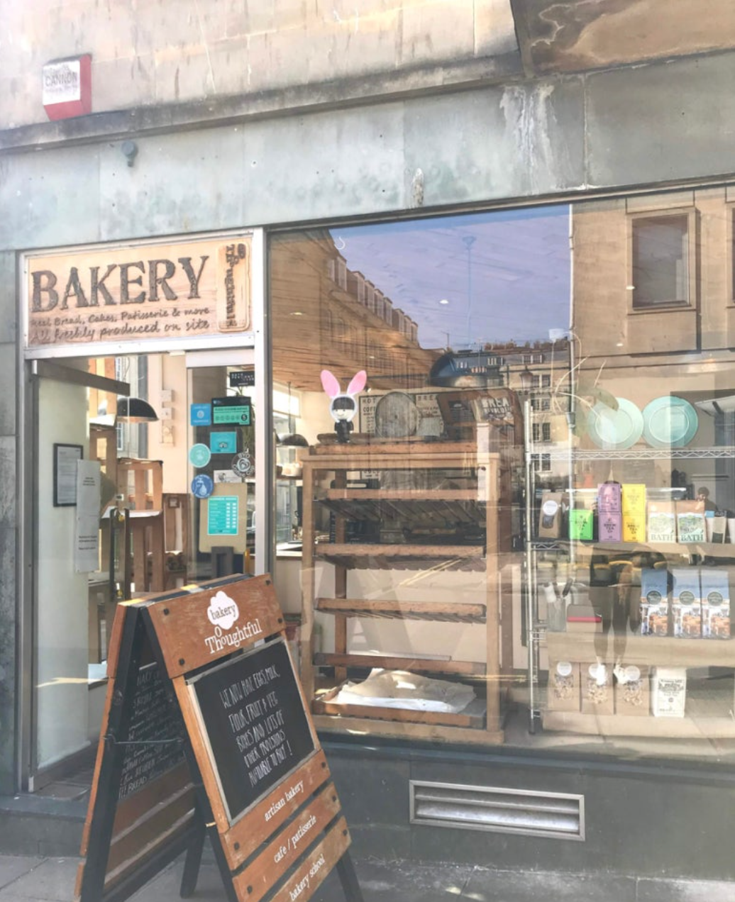 맛있어 보이는 빵집도 닫았다.