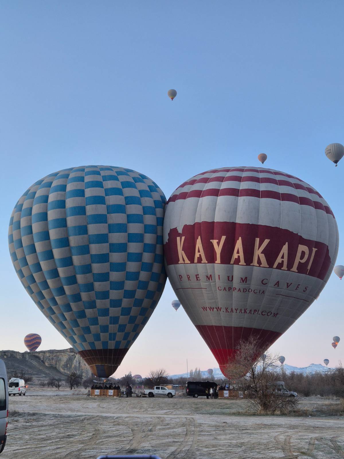 꼭 붙어 있는 열기구가, 뭔가 사이좋아보여 마음이 찡했다.