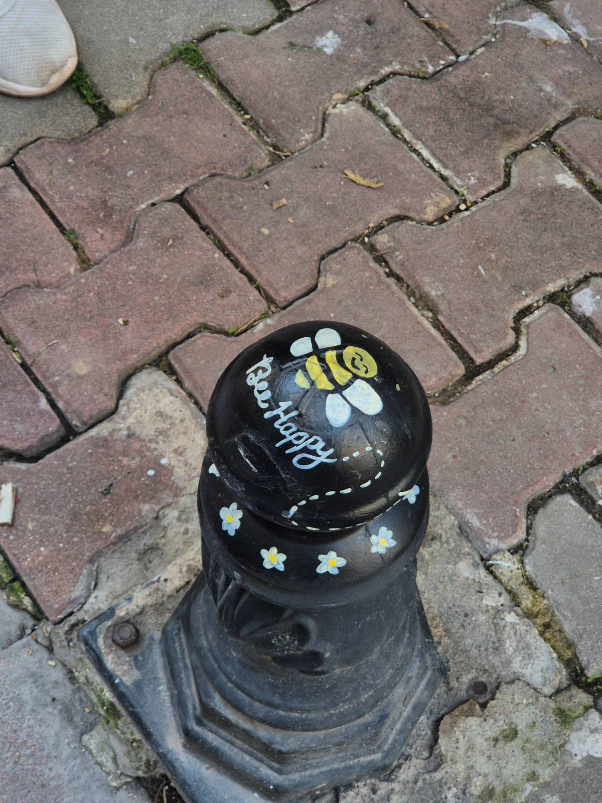 꿀집 앞에 있던 차단봉. 꿀벌을 그려놓았다.