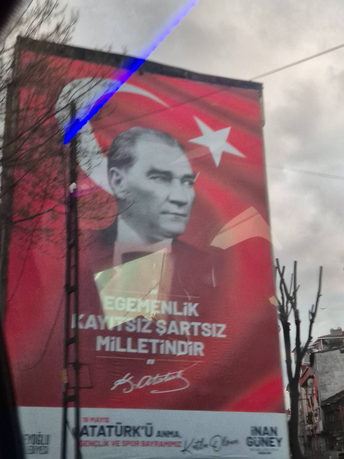 길 곳곳에서 보이는 초대 대통령을 숭배하는 전단들