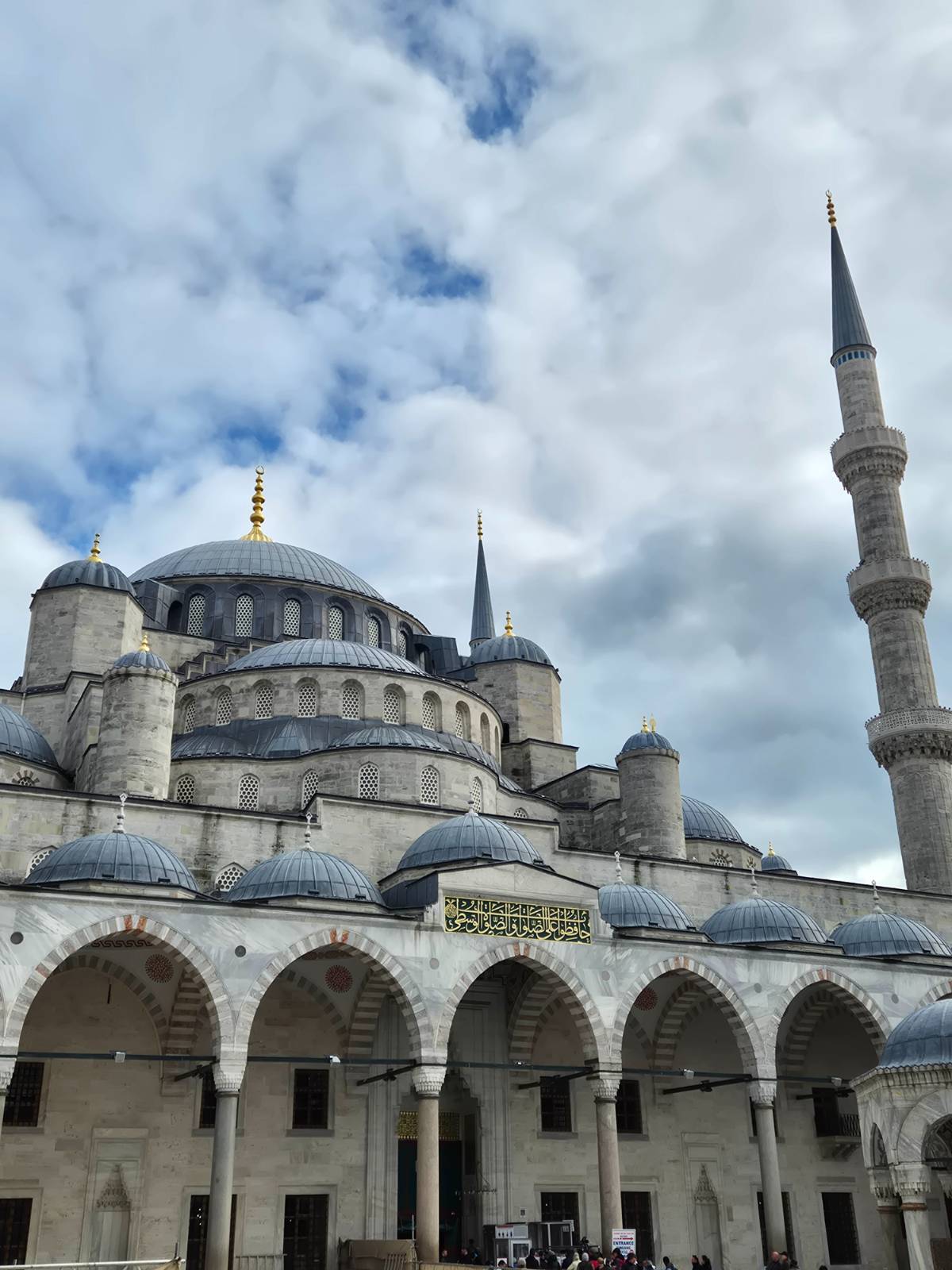 아야소피아에 가기전에 찍은 블루모스크. 다행히 여기는 공사중이 아니었다.