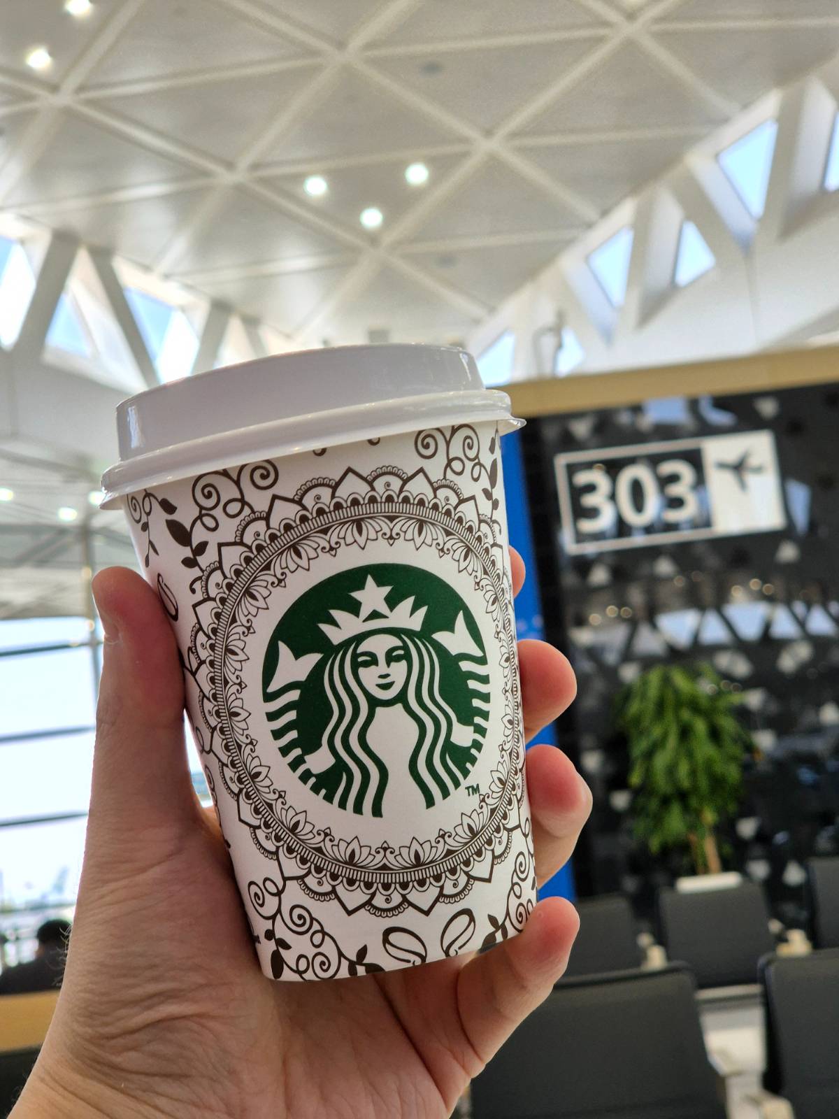 여긴 스타벅스 컵조차 화려하다.