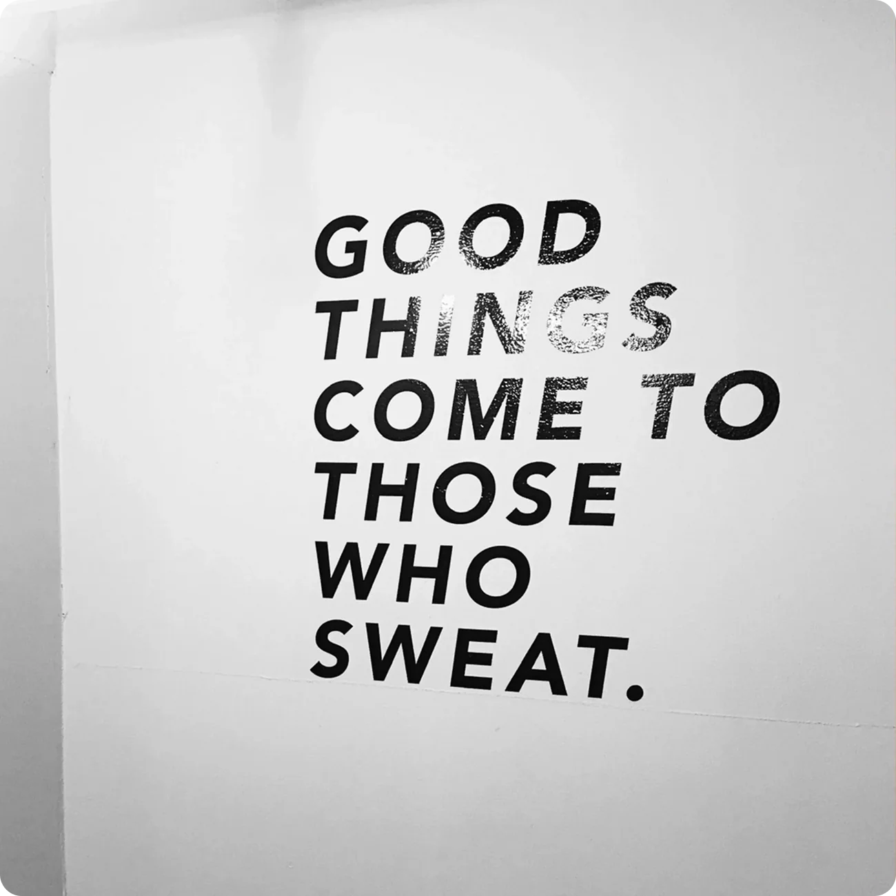 Bala를 차고에서 하던 시절에 붙어있던 문구 ('땀 흘리는 자에게 좋은 일이 온다')