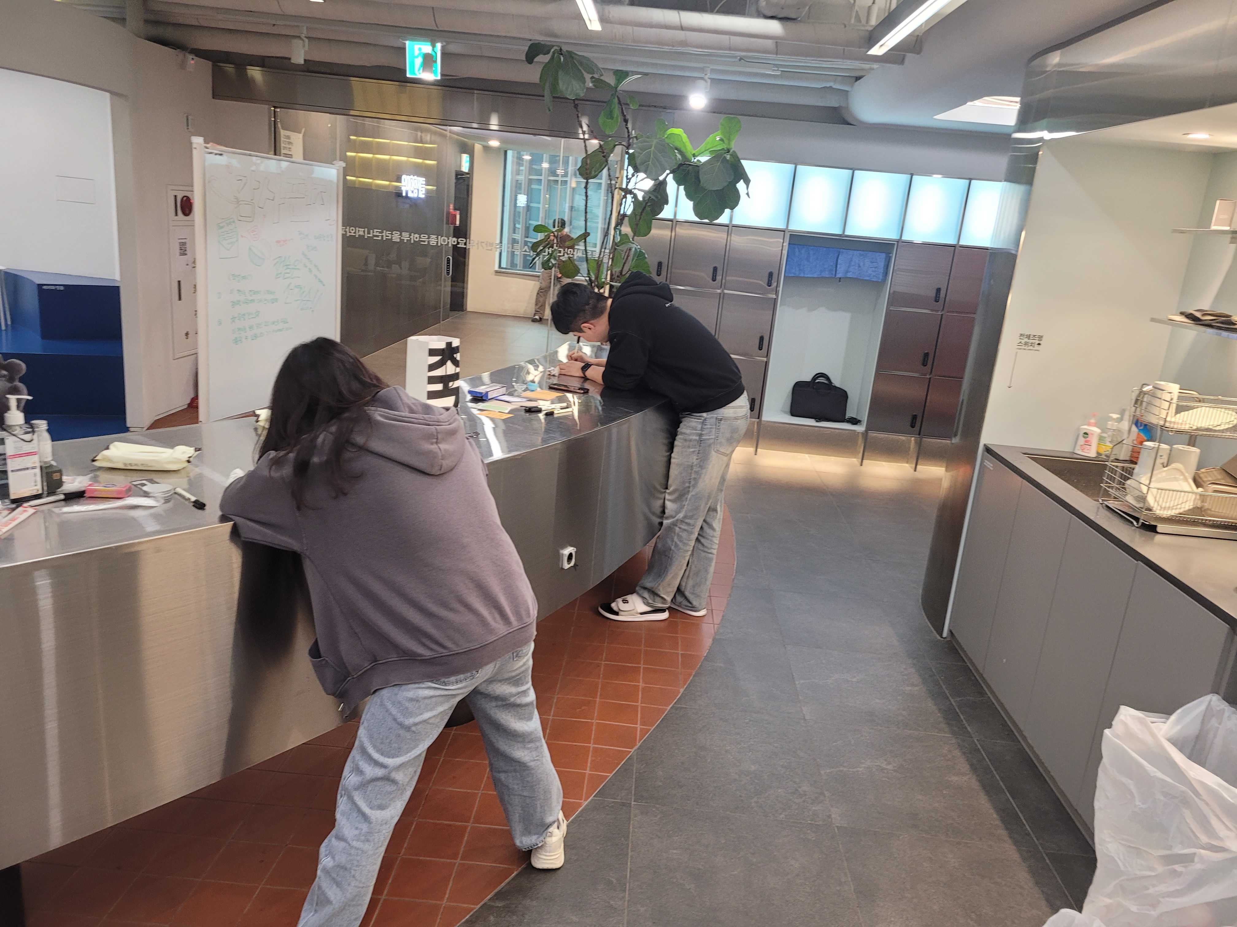 캡슐이 소진되었지만 남은 종이에라도 열심히 작성하는 크루들