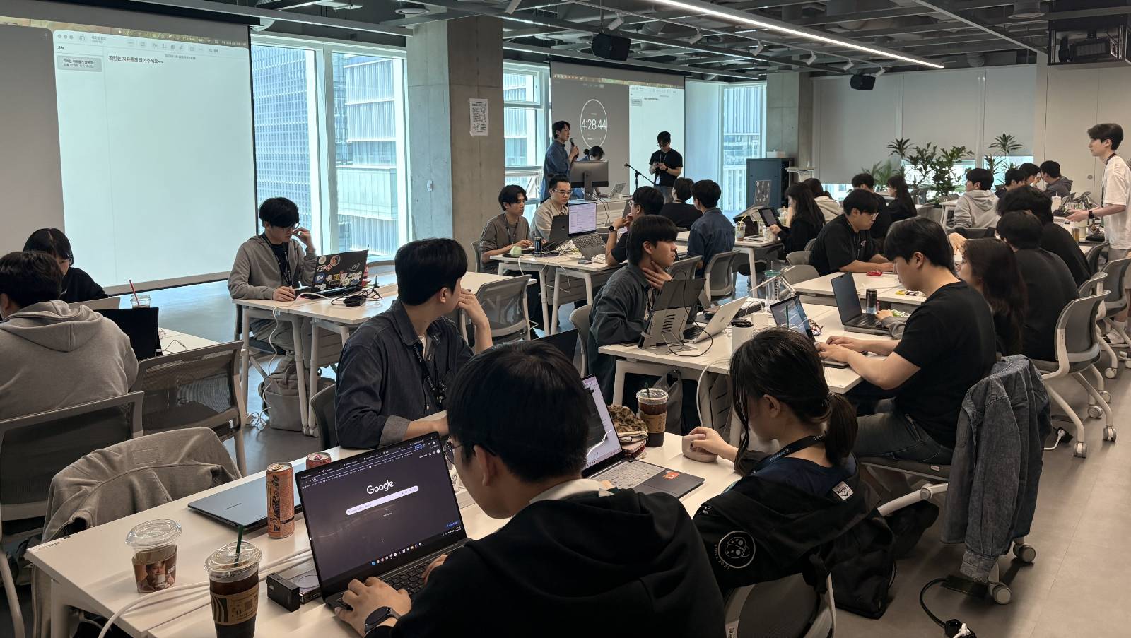 테코톤을 진행중인 크루들의 모습