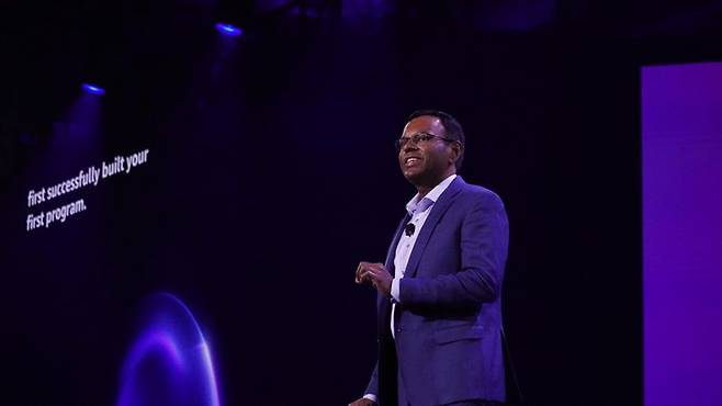 2025년 12월 3일(현지시간) 미국 라스베이거스 베네시안 엑스포에서 열린 'AWS 리인벤트(re:Invent) 2025' 키노트 무대에 오른 스와미 시바수브라마니안 AWS 에이전틱 AI 부사장. AWS 제공