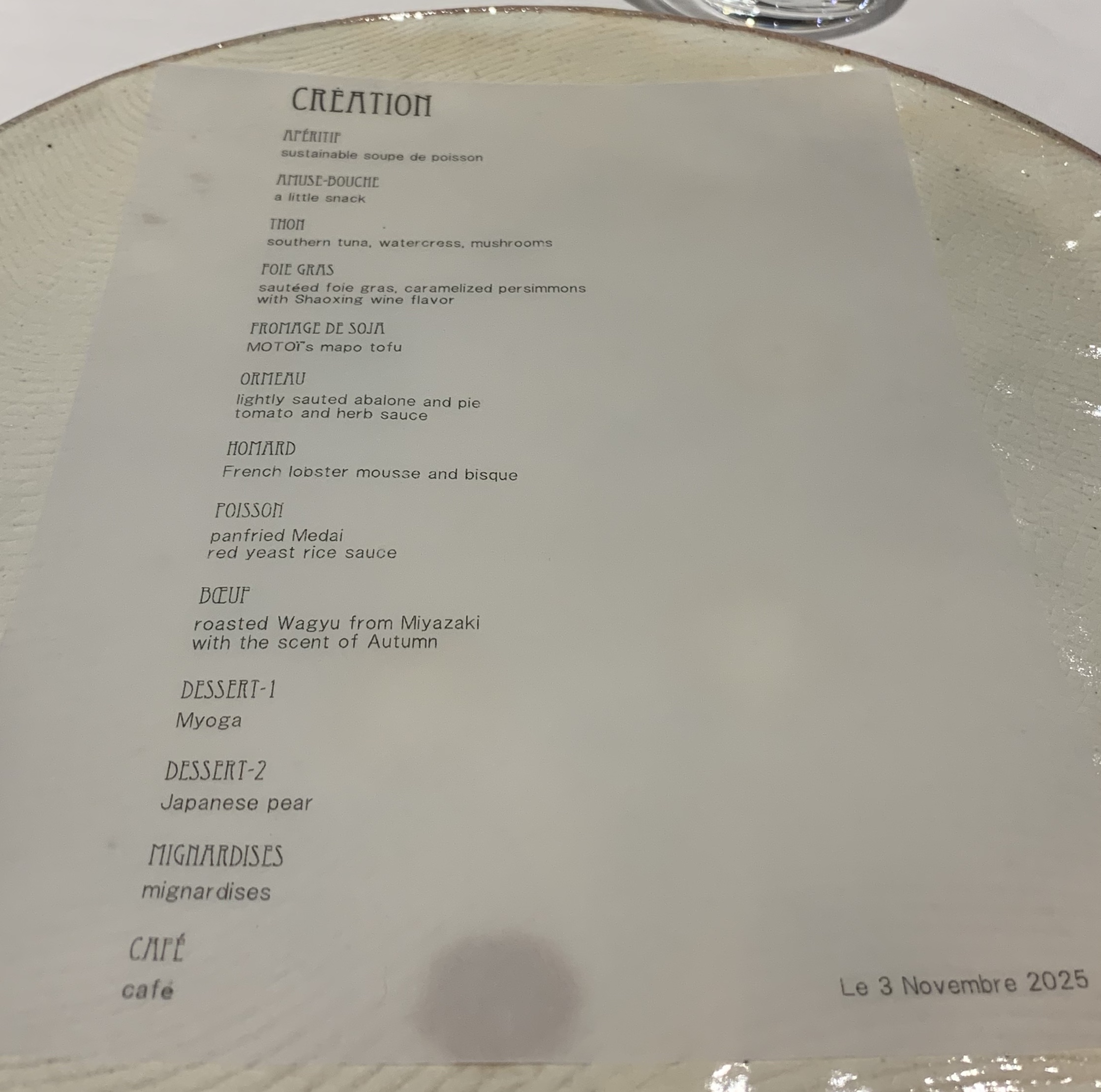 MOTOÏ 의 Création 메뉴, 매일 날짜를 바꿔 메뉴를 프린트하는 정성이 느껴진다.