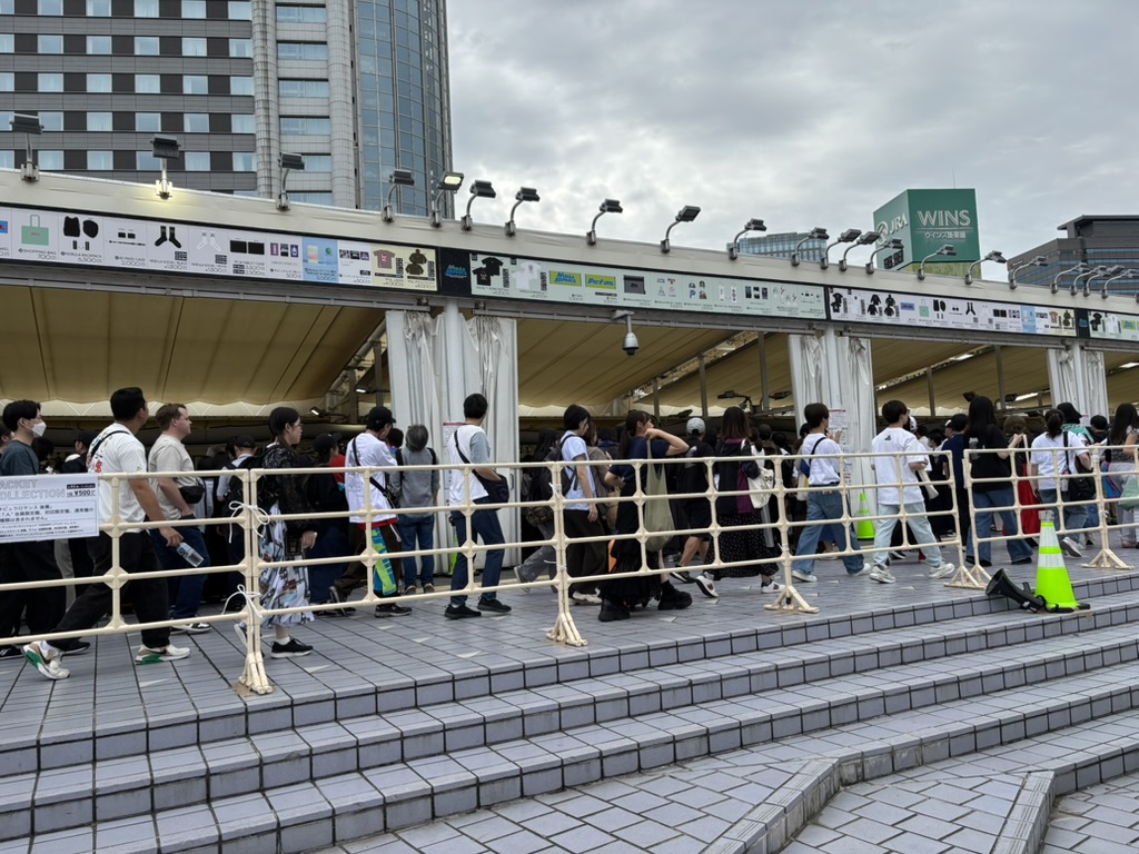 도쿄돔에서 열린 굿즈 판매장. 캐시리스, 카드, 현금 모두 다 대응했음.