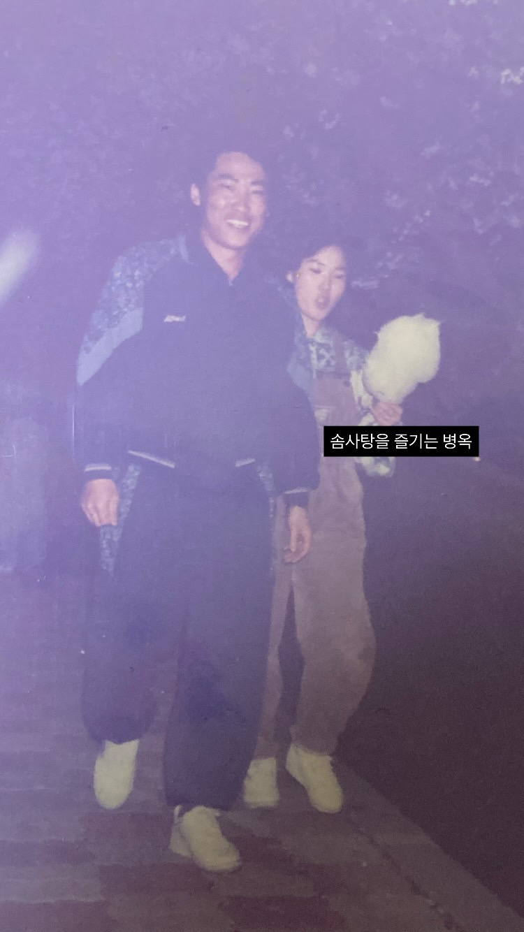 이 사진도 앨범에서 찾았는데요. 저 진짜 엄마랑 비슷하네요(당연한 소리)