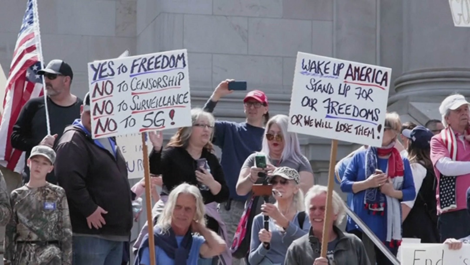 미국인들은 마스크 착용 반대 시위를 벌이며 코로나19를 더욱 전파시키기도 했다(…)