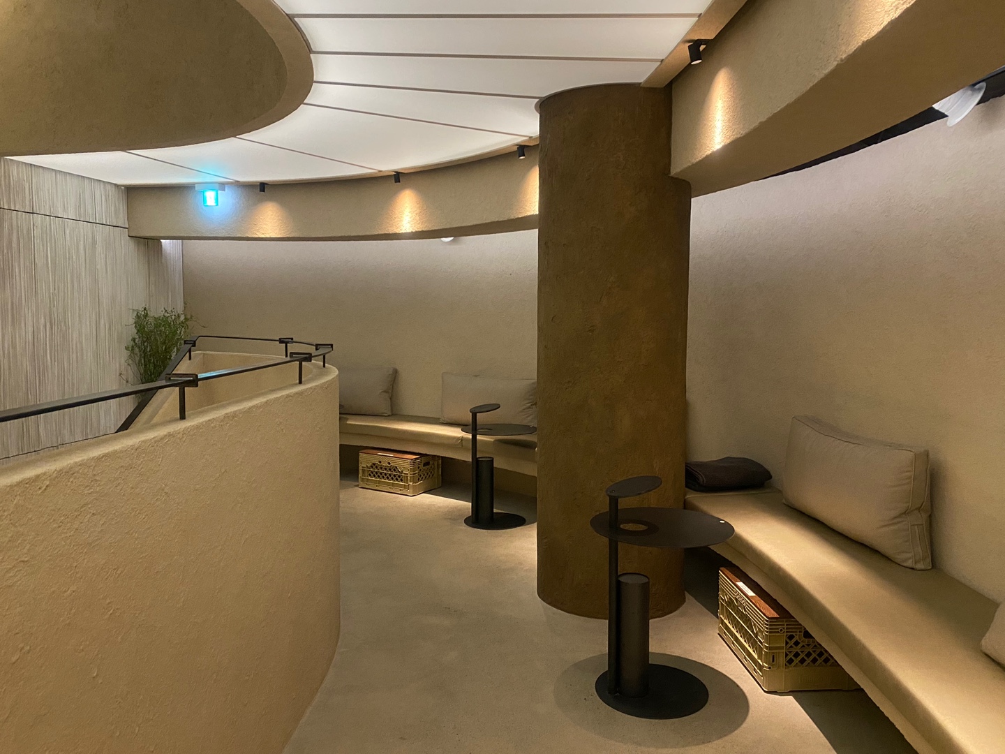 3층 벽면을 따라 좌석이 배치되어있다