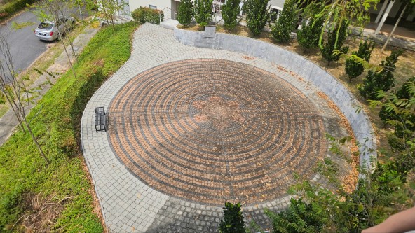 STM신학교 캠퍼스의 기도 써클, 이 원을 따라 돌며 기도에 집중한다네요!