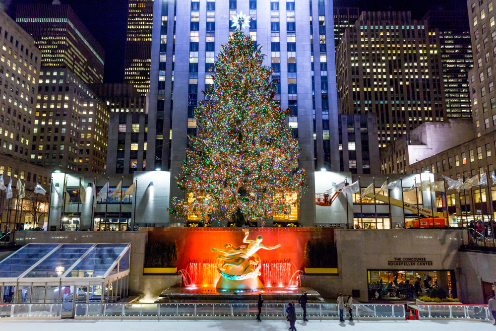 뉴욕 록펠러 플라자의 크리스마스 트리와 아이스링크. shutterstock