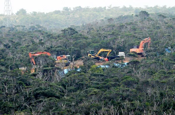 오키나와 히가시촌 다카에 숲 미군헬기훈련장 건설공사 장면 ©녹색연합 via 경향신문